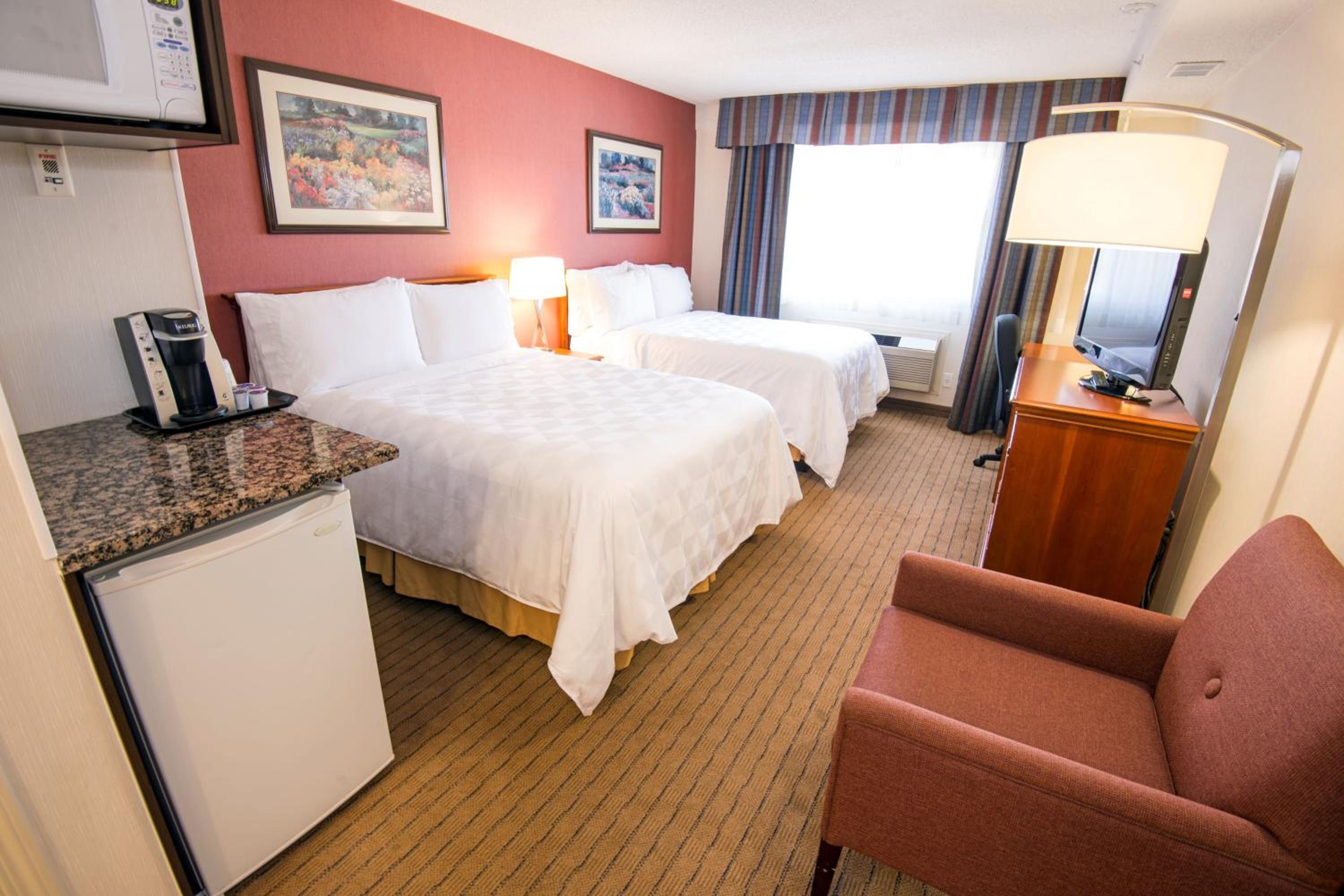 Standard Room with Two Queen Beds - Photo 3