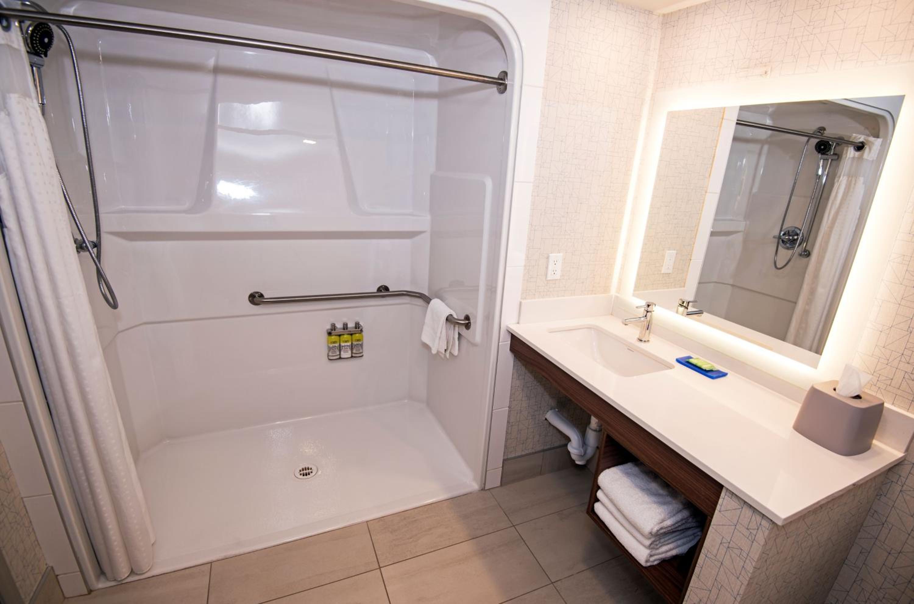 Standard Queen Room with Two Queen Beds and Mobility Accessible Tub - Photo 2