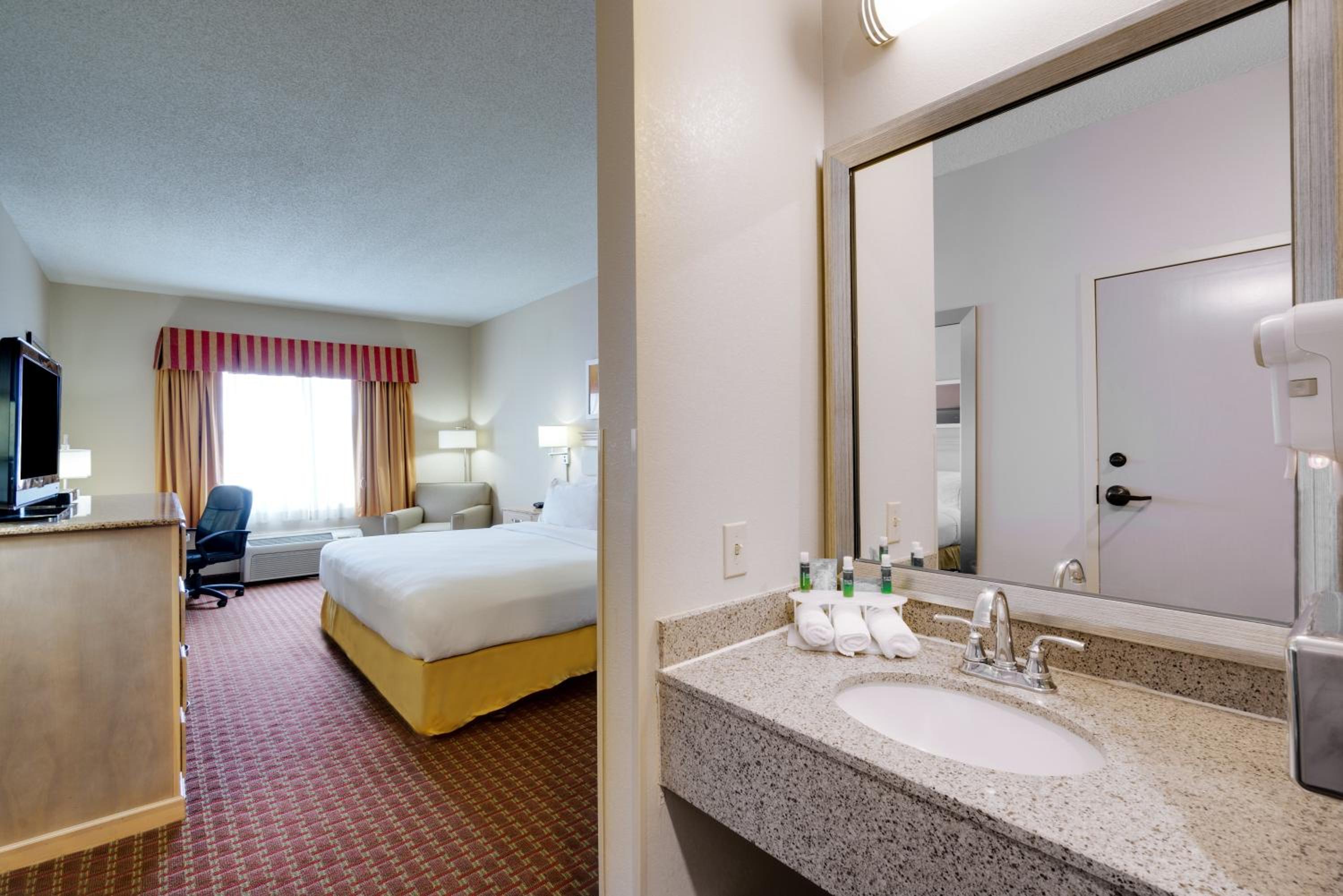 Standard King Room With Mobility Accessible Tub