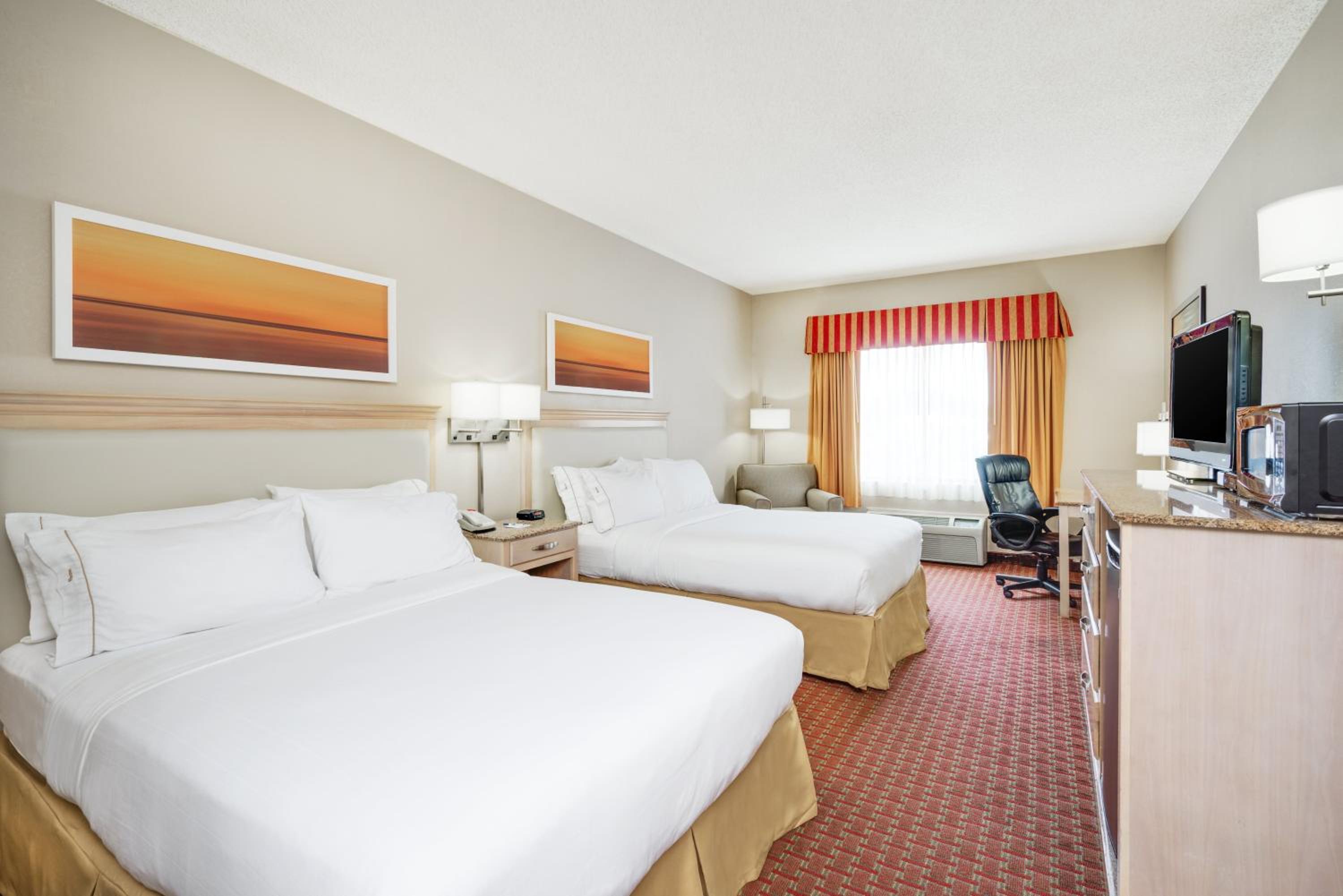 Standard Room With Two Queen Beds - Photo 1
