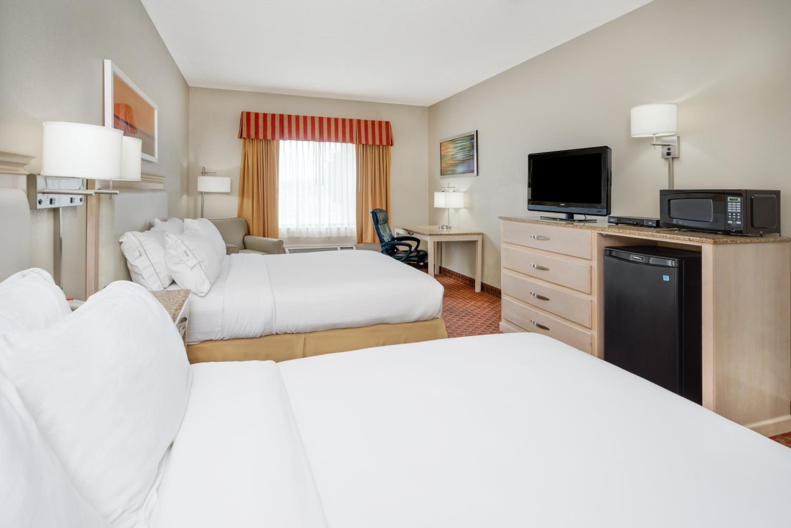 Standard Room With Two Queen Beds - Photo 2