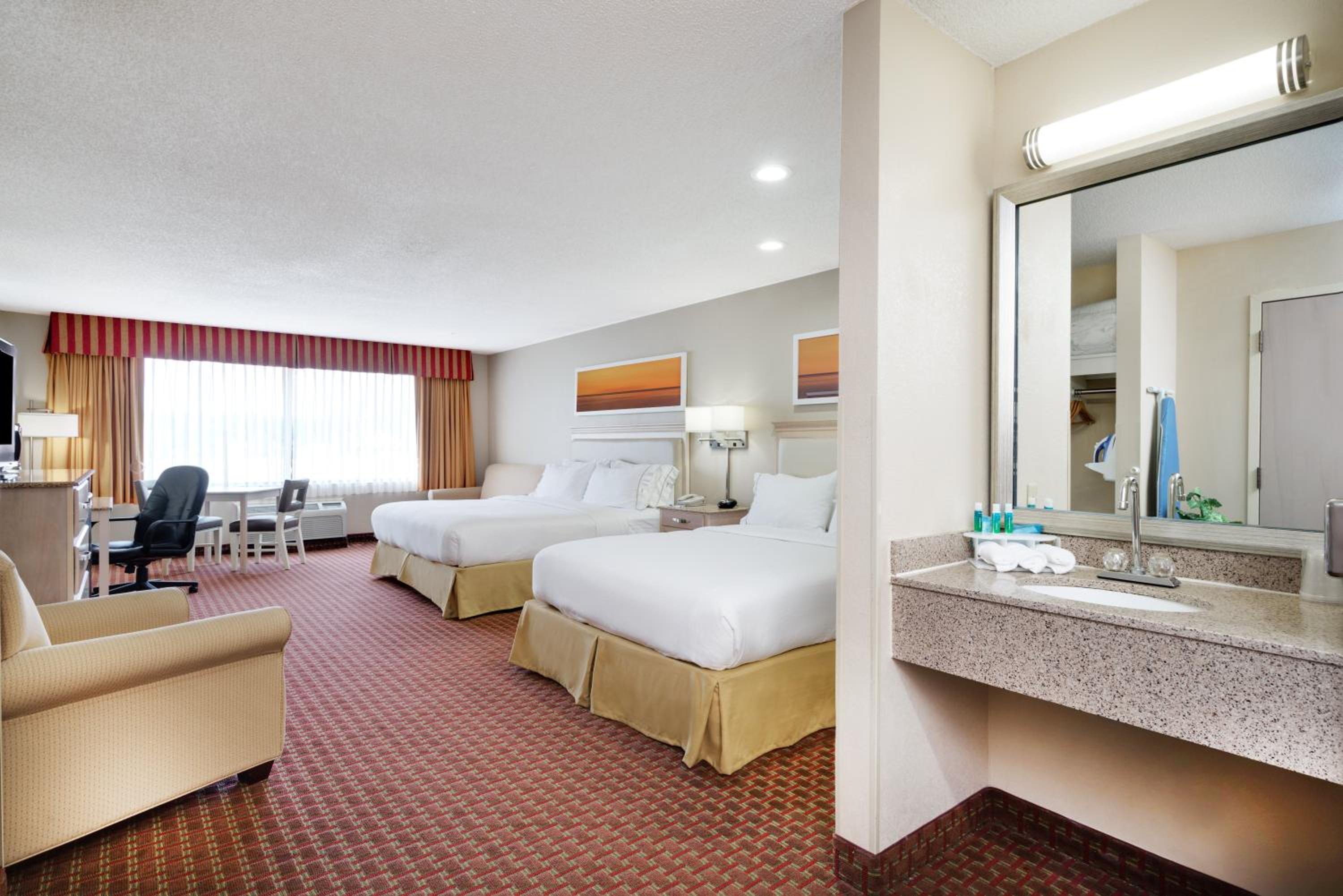 Standard Queen Room With Two Queen Beds And Mobility Accessible Tub - Photo 4