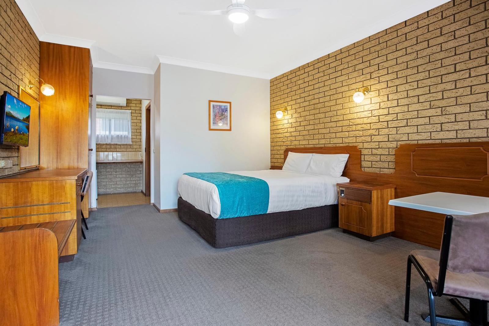 Executive Queen Suite - Photo 3