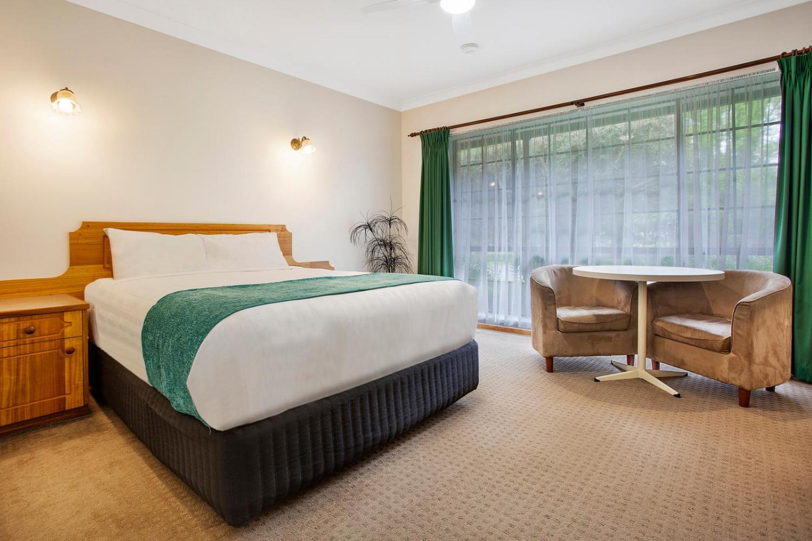 Deluxe Suite with Spa Bath - Photo 2
