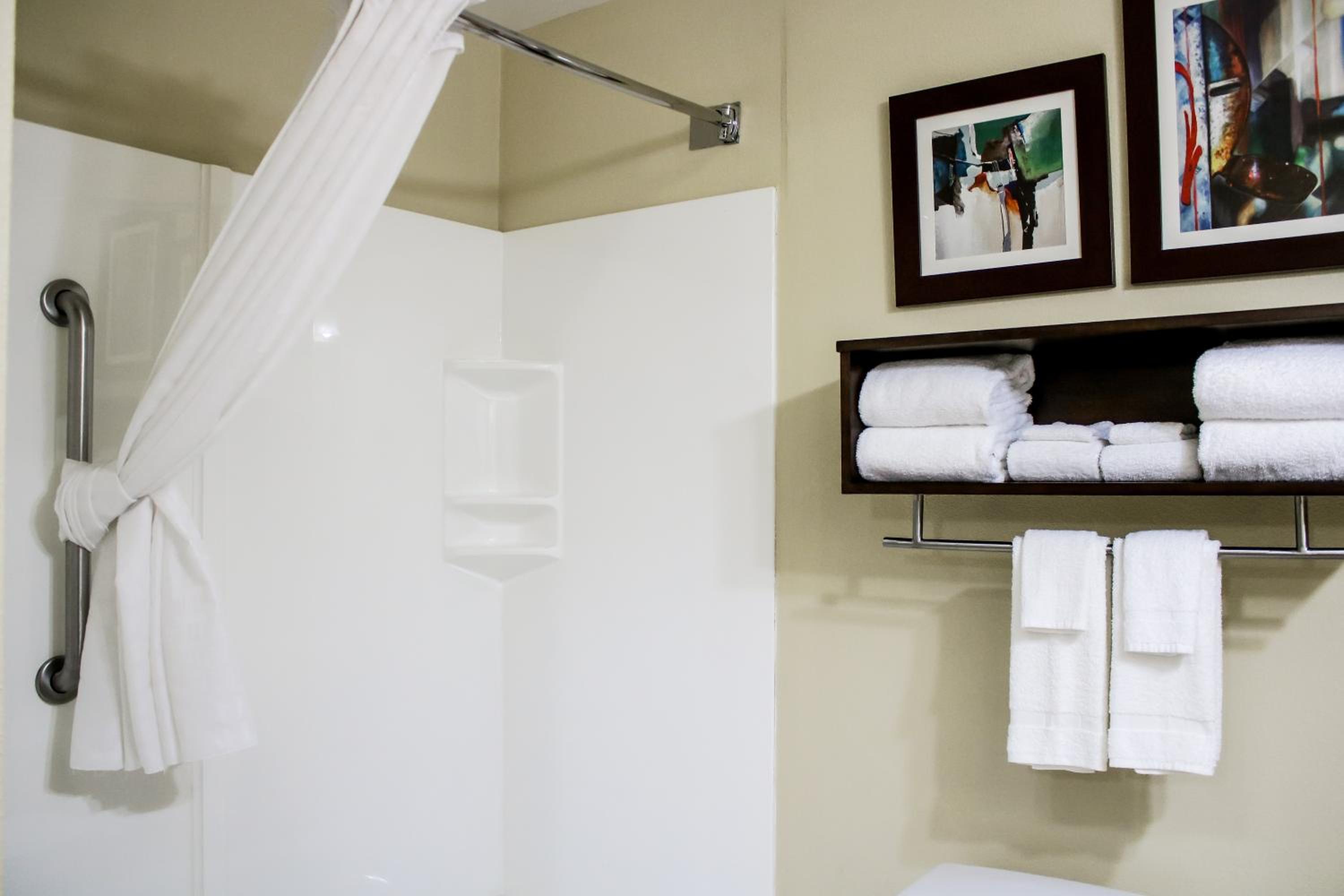 Queen Room with Two Queen Beds - Non-Smoking - Photo 4