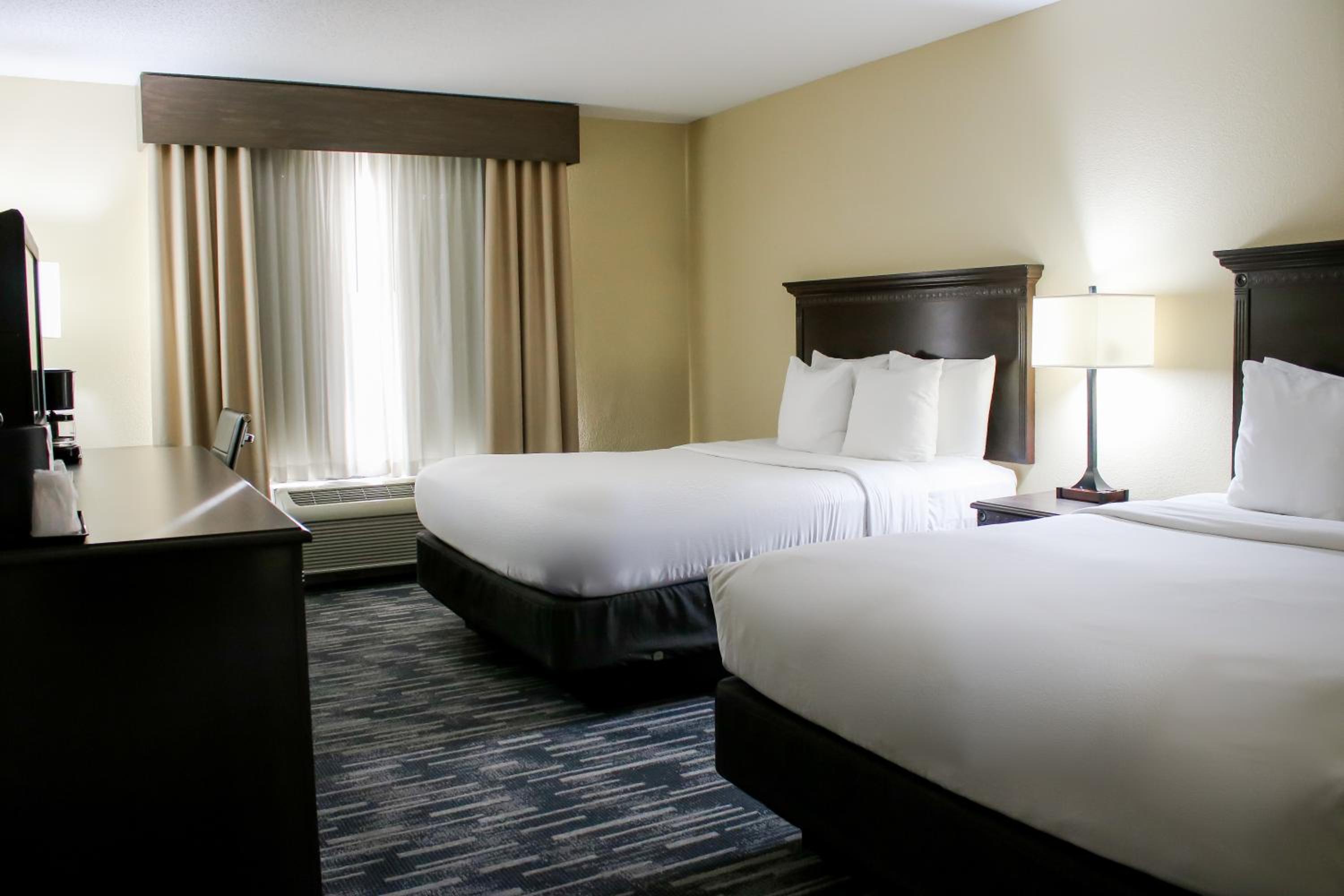 Queen Room with Two Queen Beds - Non-Smoking - Photo 2