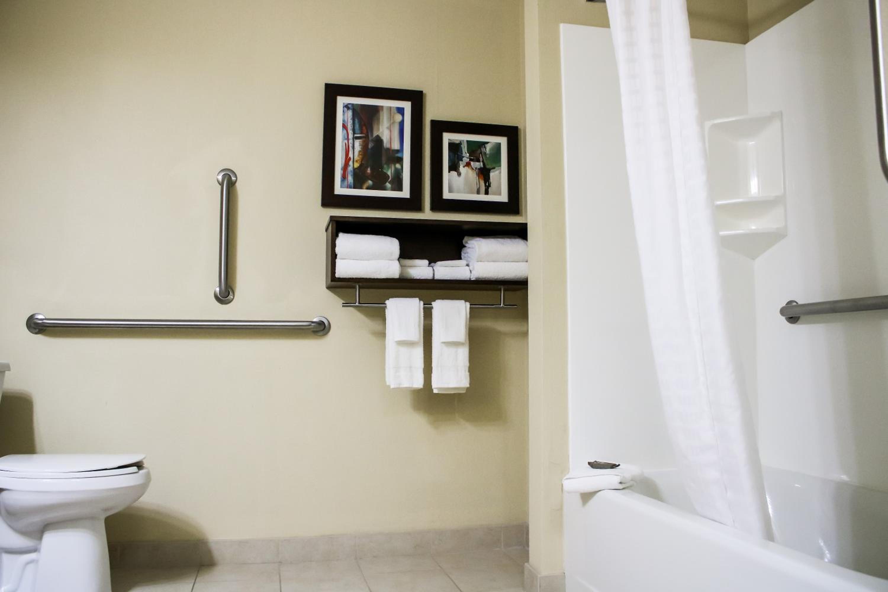 Queen Room with Two Queen Beds - Disability Access/Non-Smoking - Photo 4