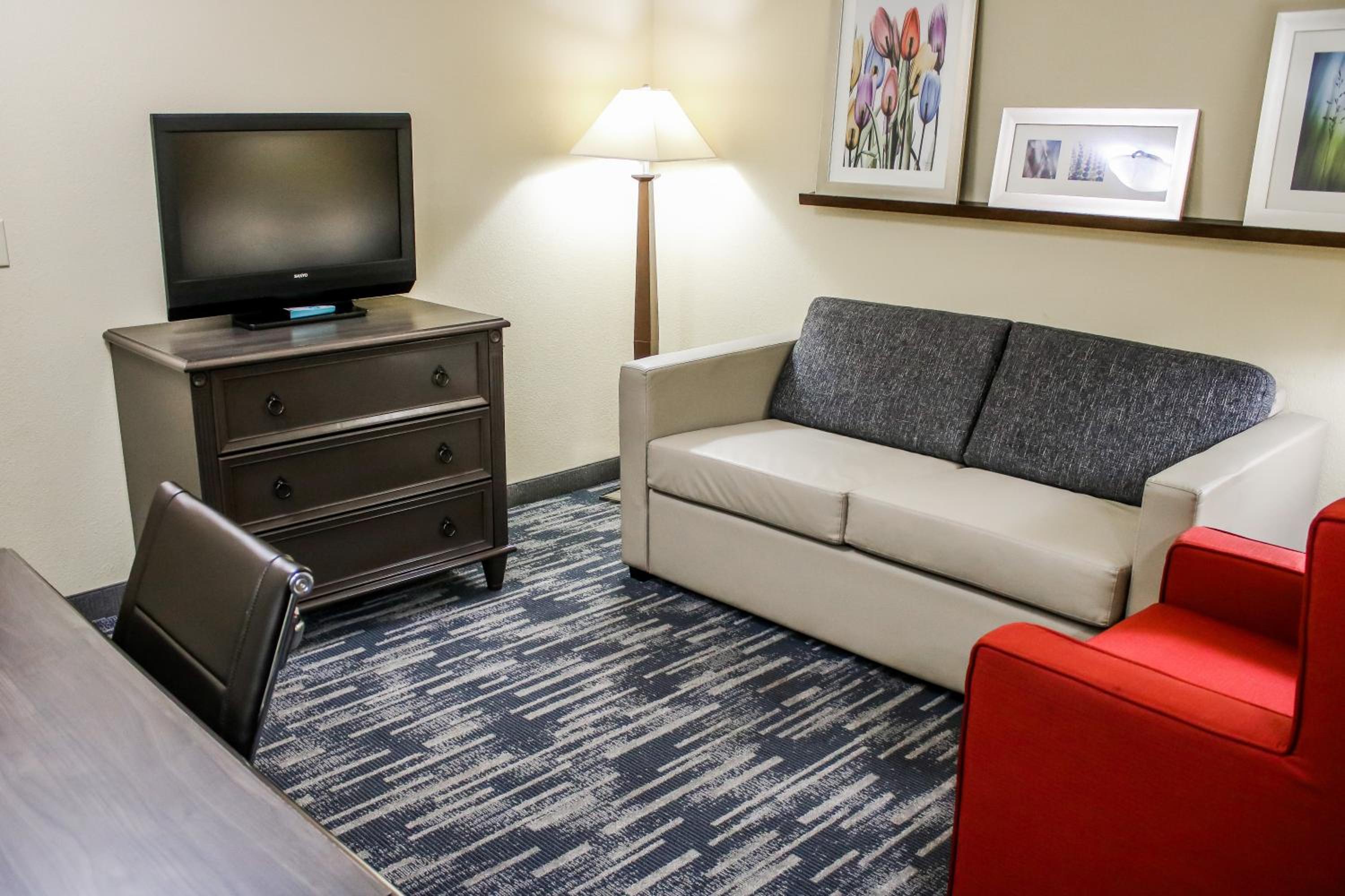 One-Bedroom Suite with Two Queen Beds - Non-Smoking - Photo 5
