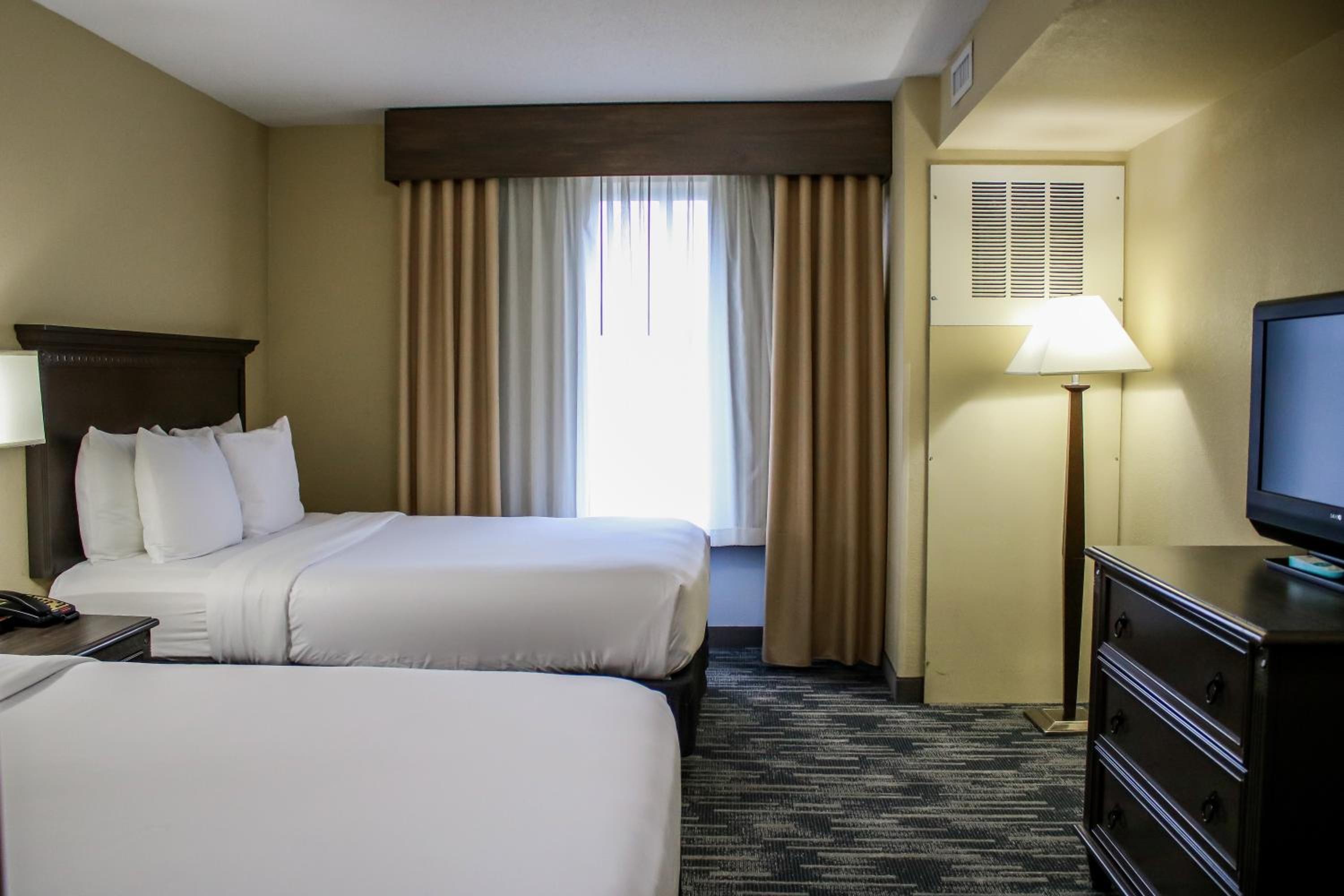 One-Bedroom Suite with Two Queen Beds - Non-Smoking - Photo 3