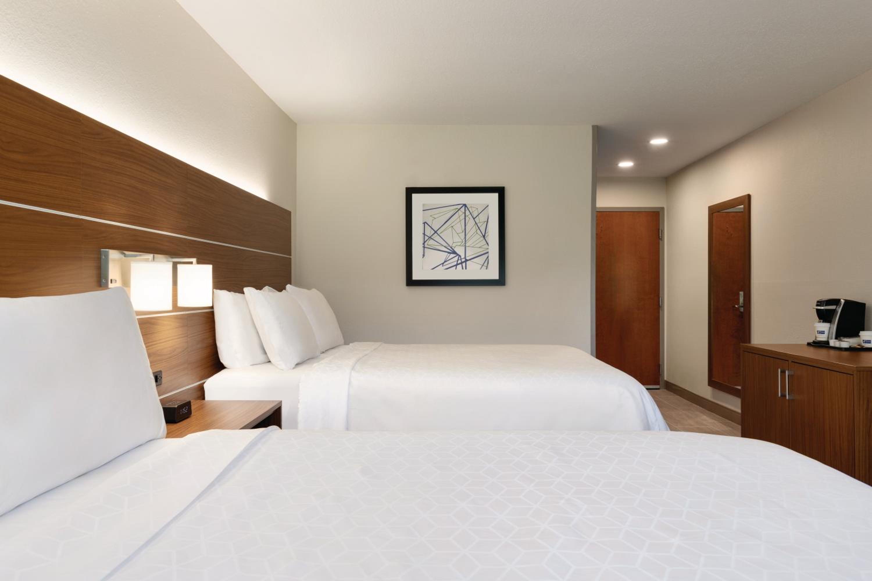 Standard Queen Room with Two Queen Beds - Communications Accessible - Photo 3
