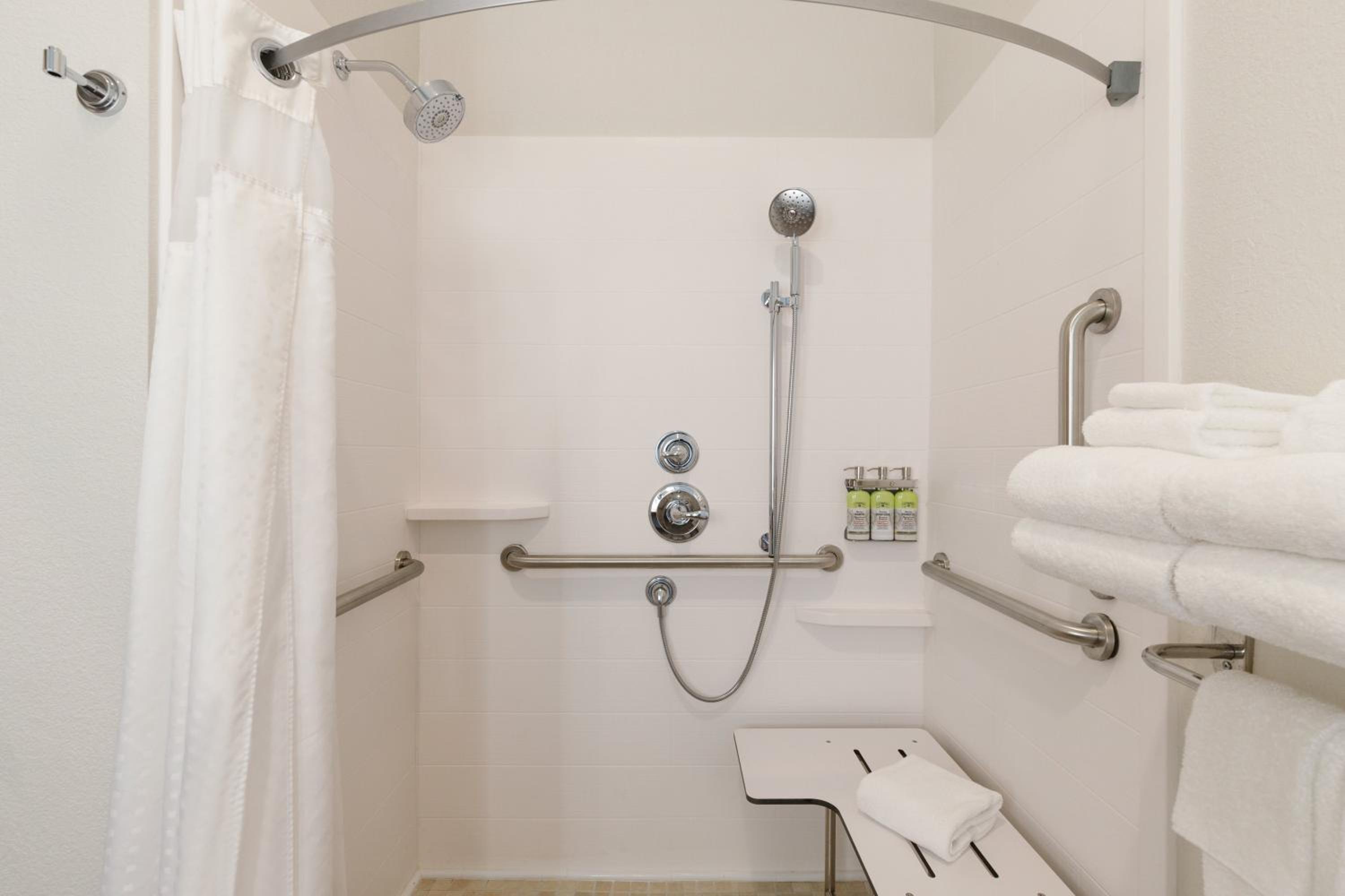 Queen Room with Two Queen Beds - Disability Access Hearing Accessible - Roll-In Shower - Photo 2
