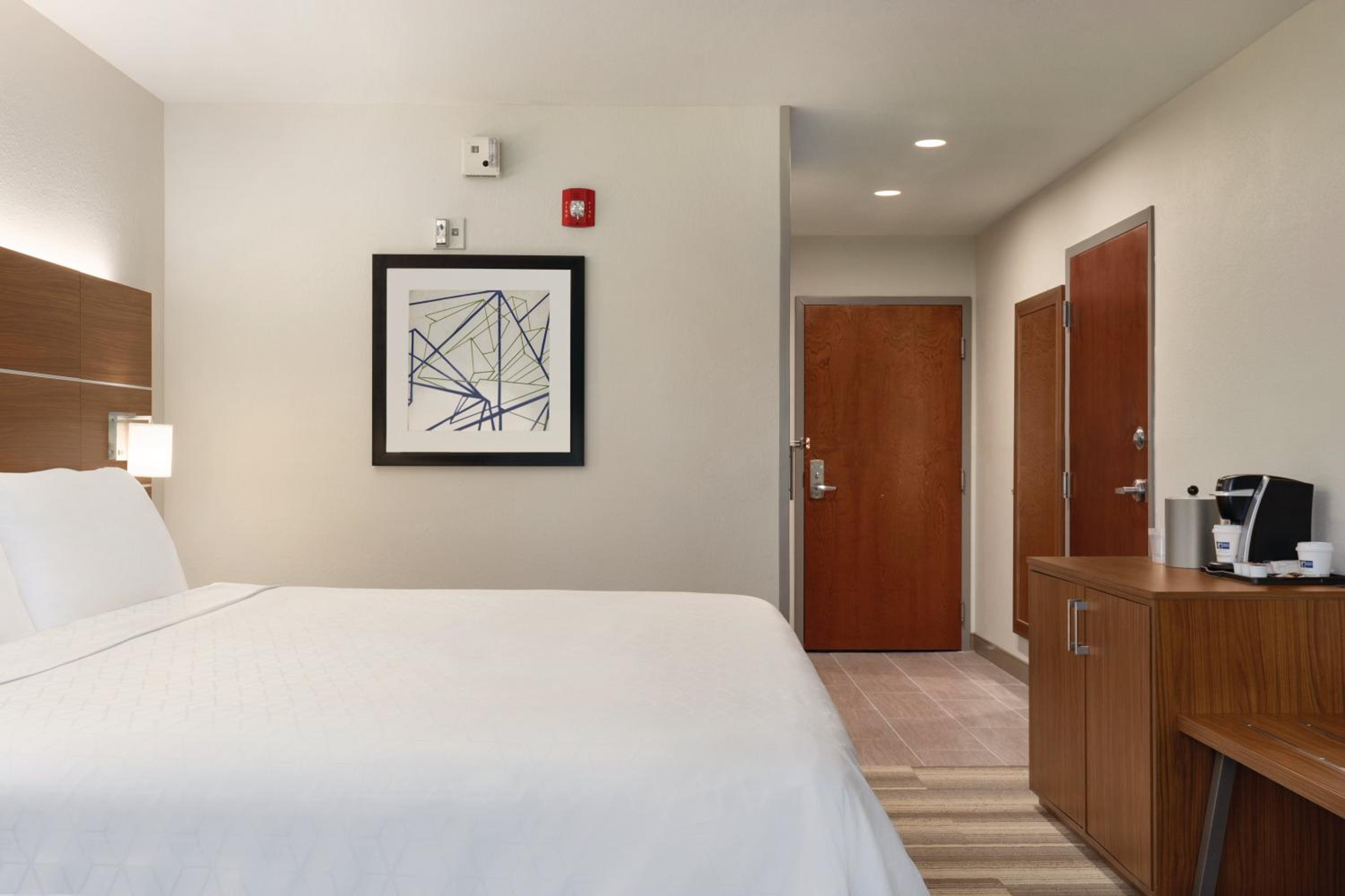 Standard King Room - Photo 6