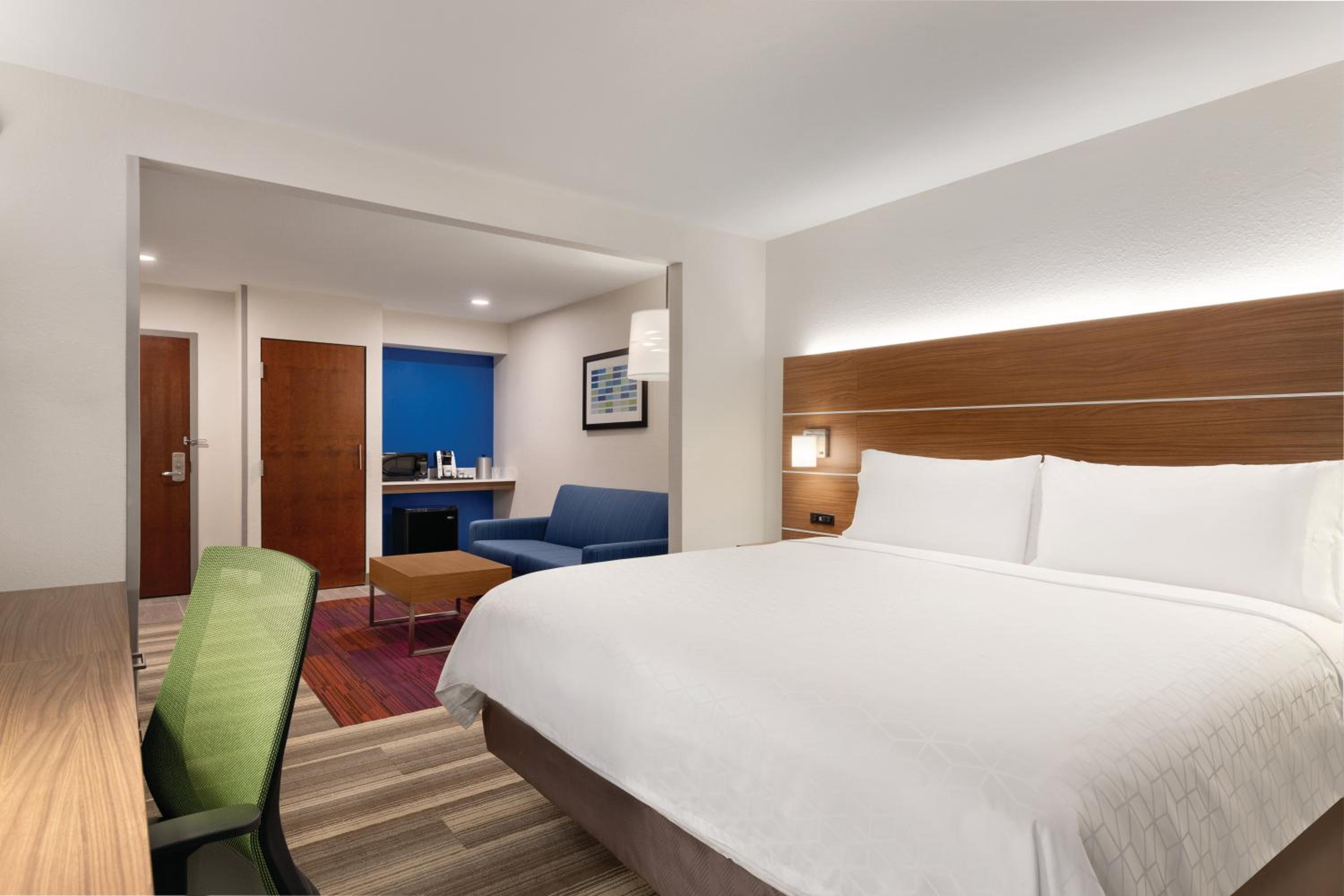 King Suite with Sofa Bed - Non-Smoking - Photo 3