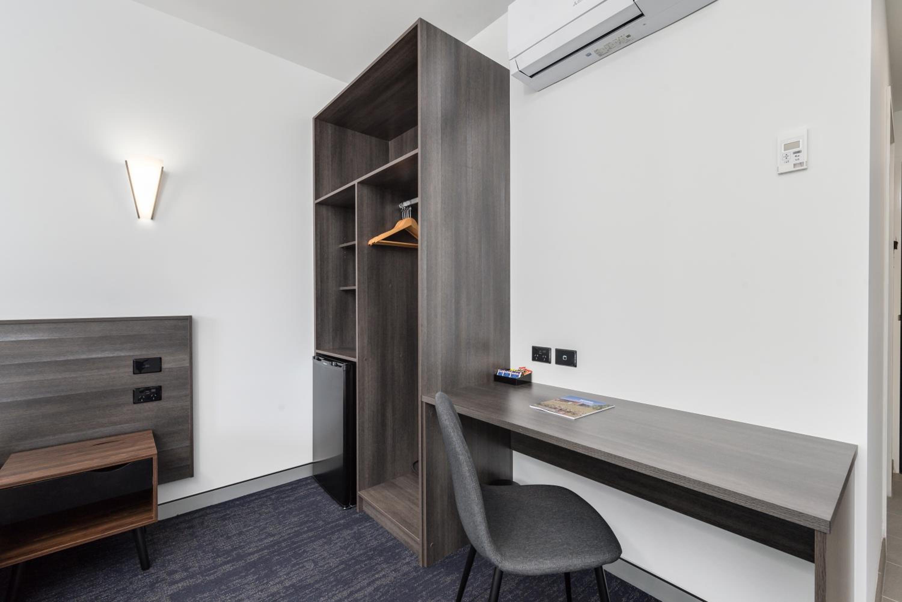 Deluxe King Room - Photo 15
