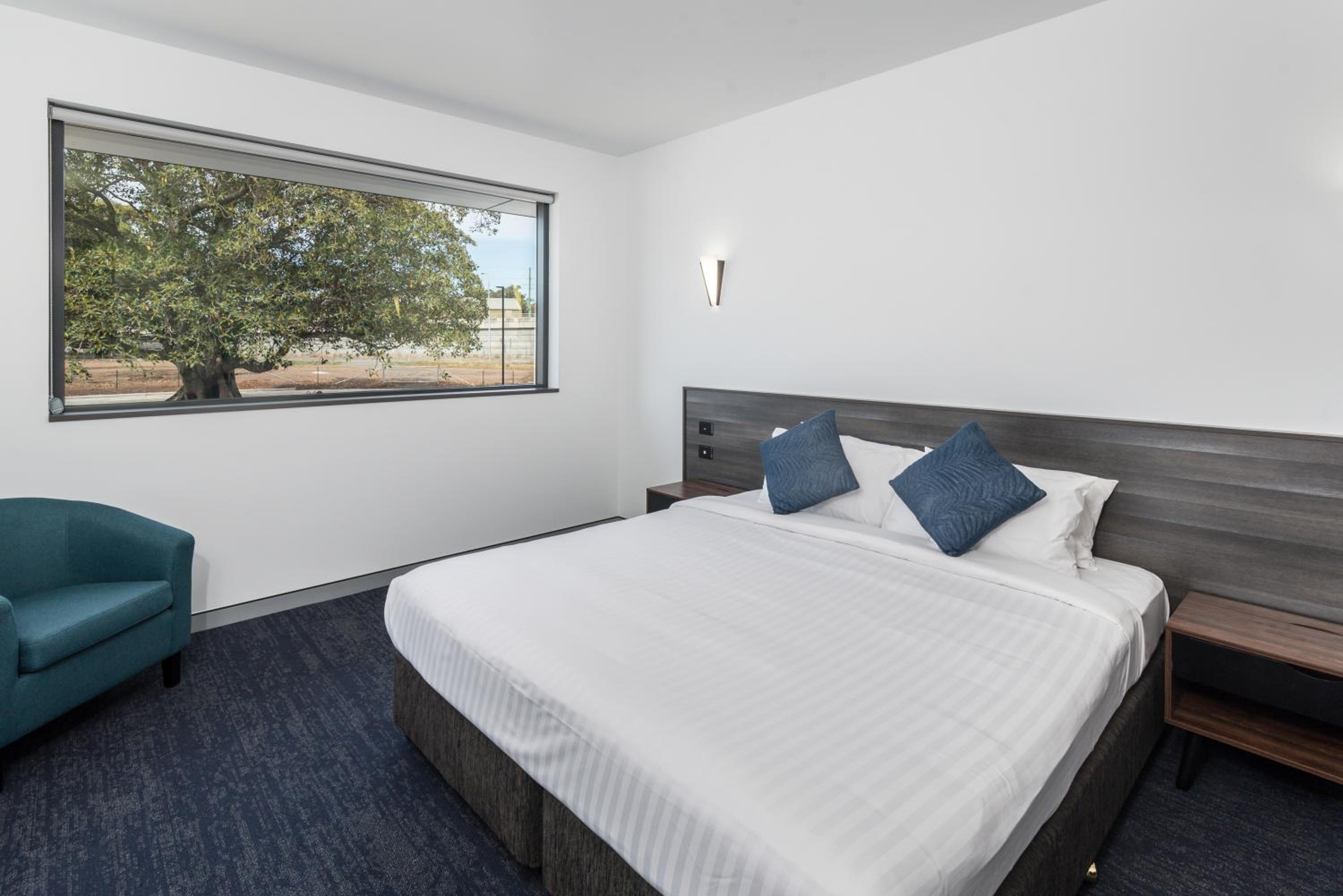 Deluxe King Room - Photo 12