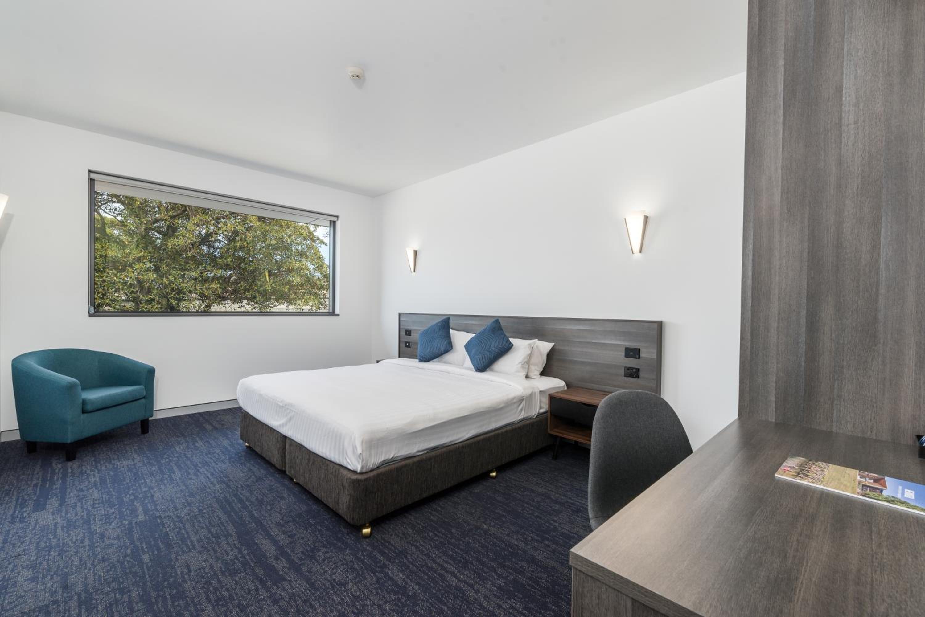 Deluxe King Room - Photo 13