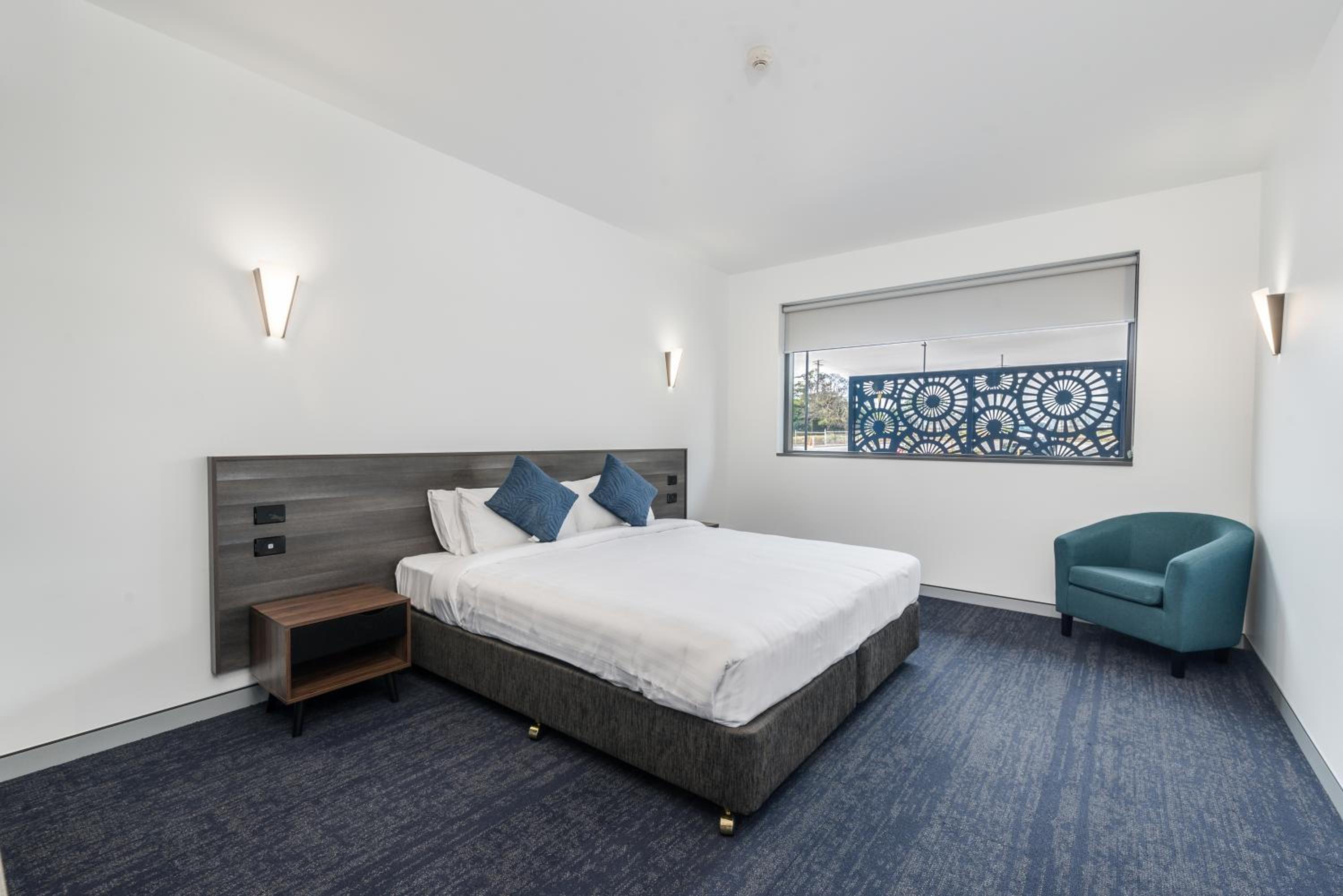 Deluxe King Room - Photo 14
