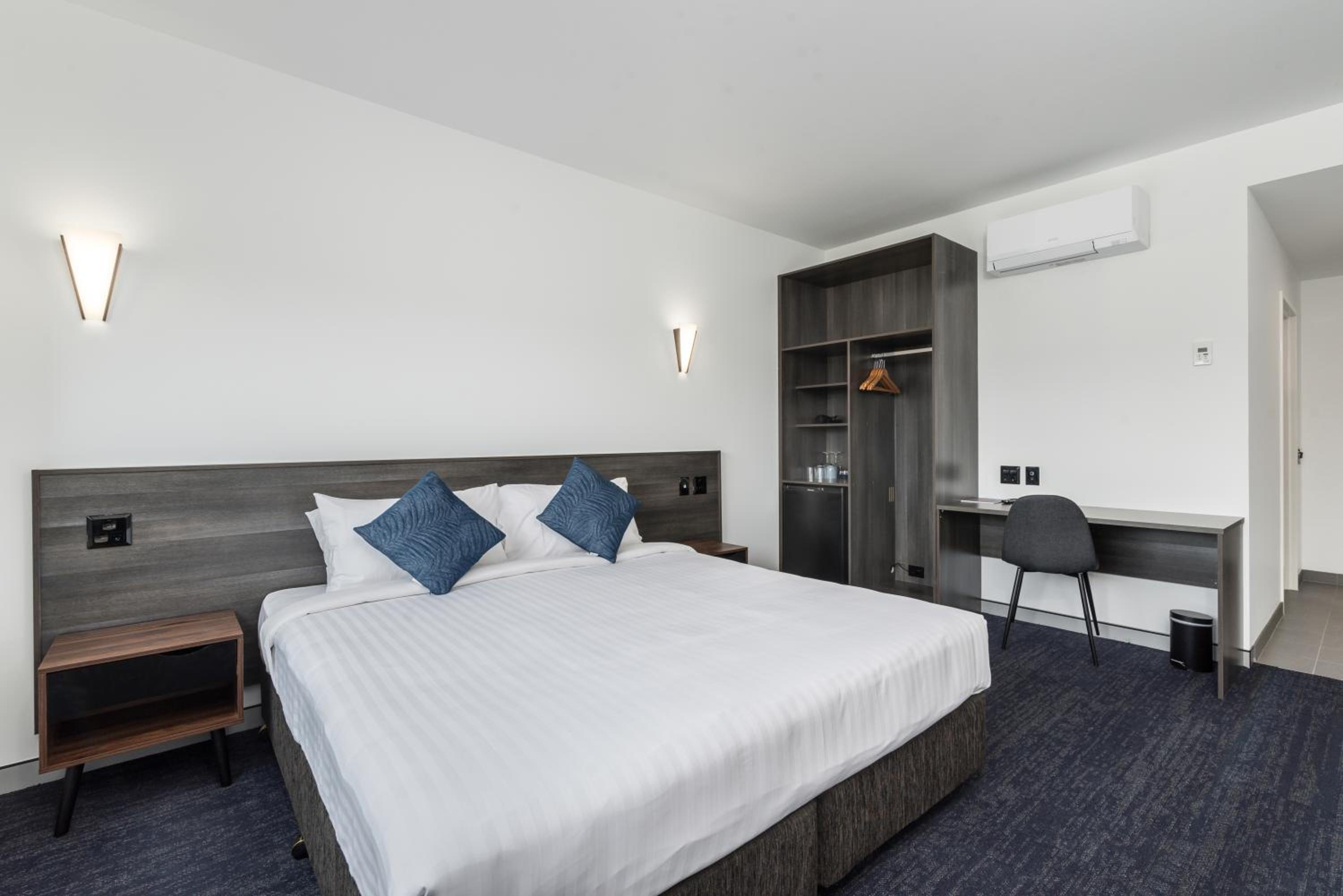 Deluxe King Room - Photo 11