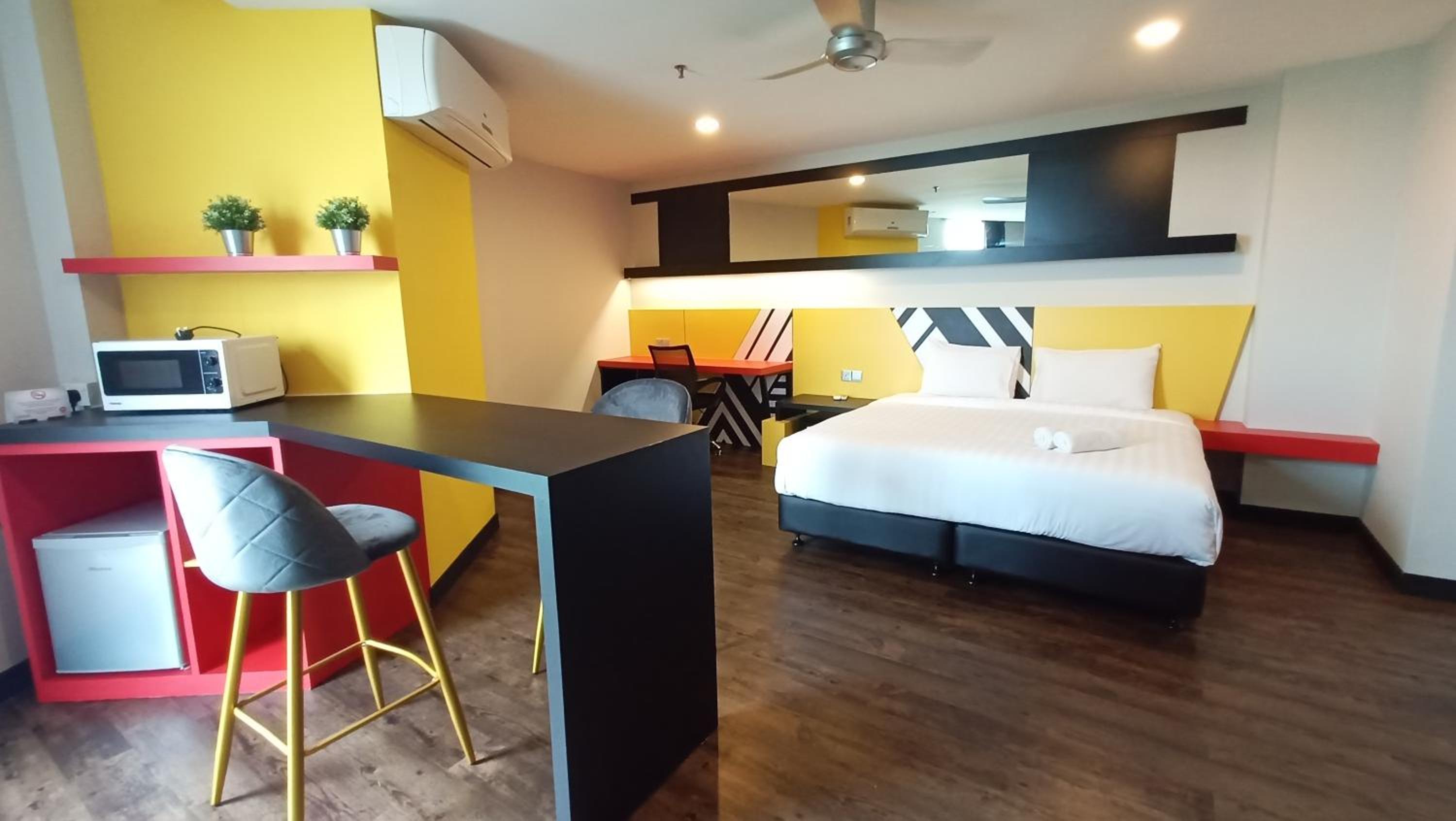 Executive Suite - Photo 2
