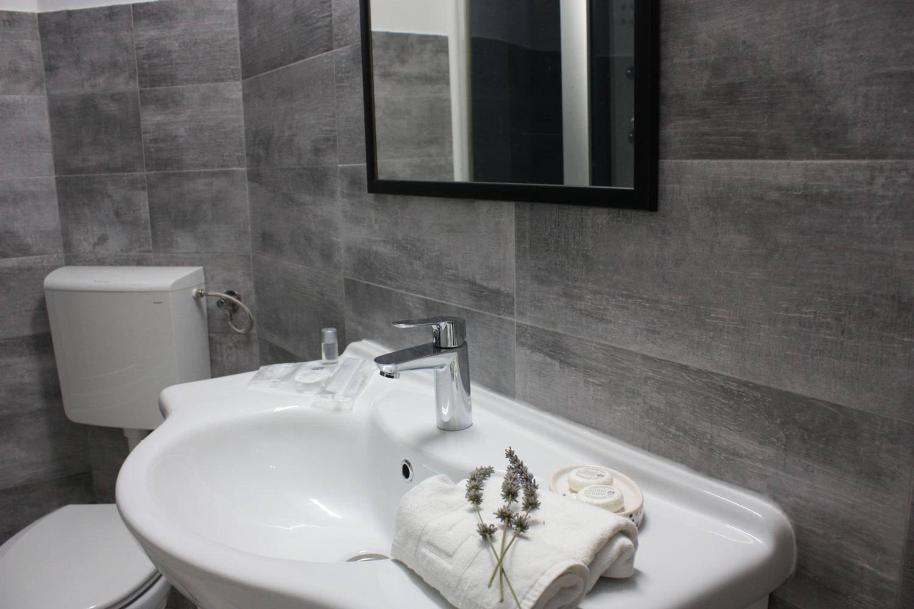 Double or Twin Room - Photo 8