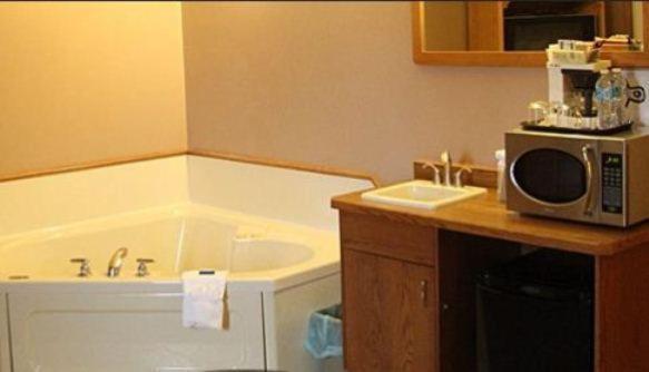 Queen Room with Hot Tub photo 3