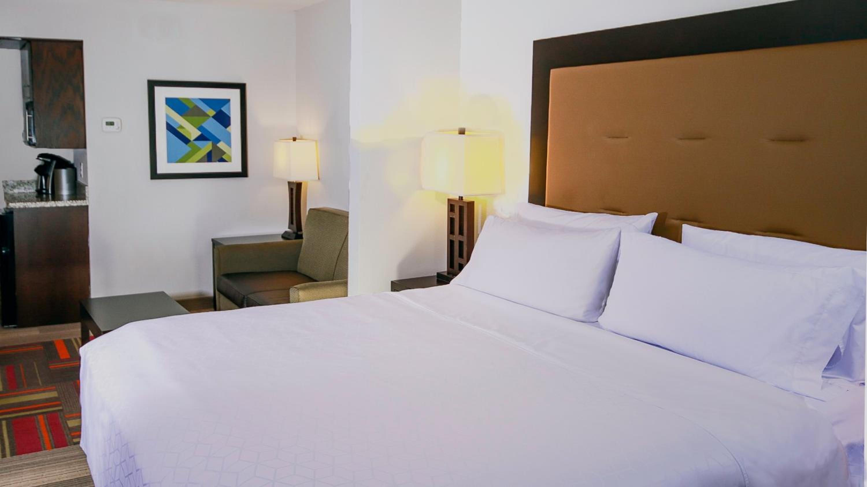 One-Bedroom King Suite - Mobility Accessible with Tub photo 3