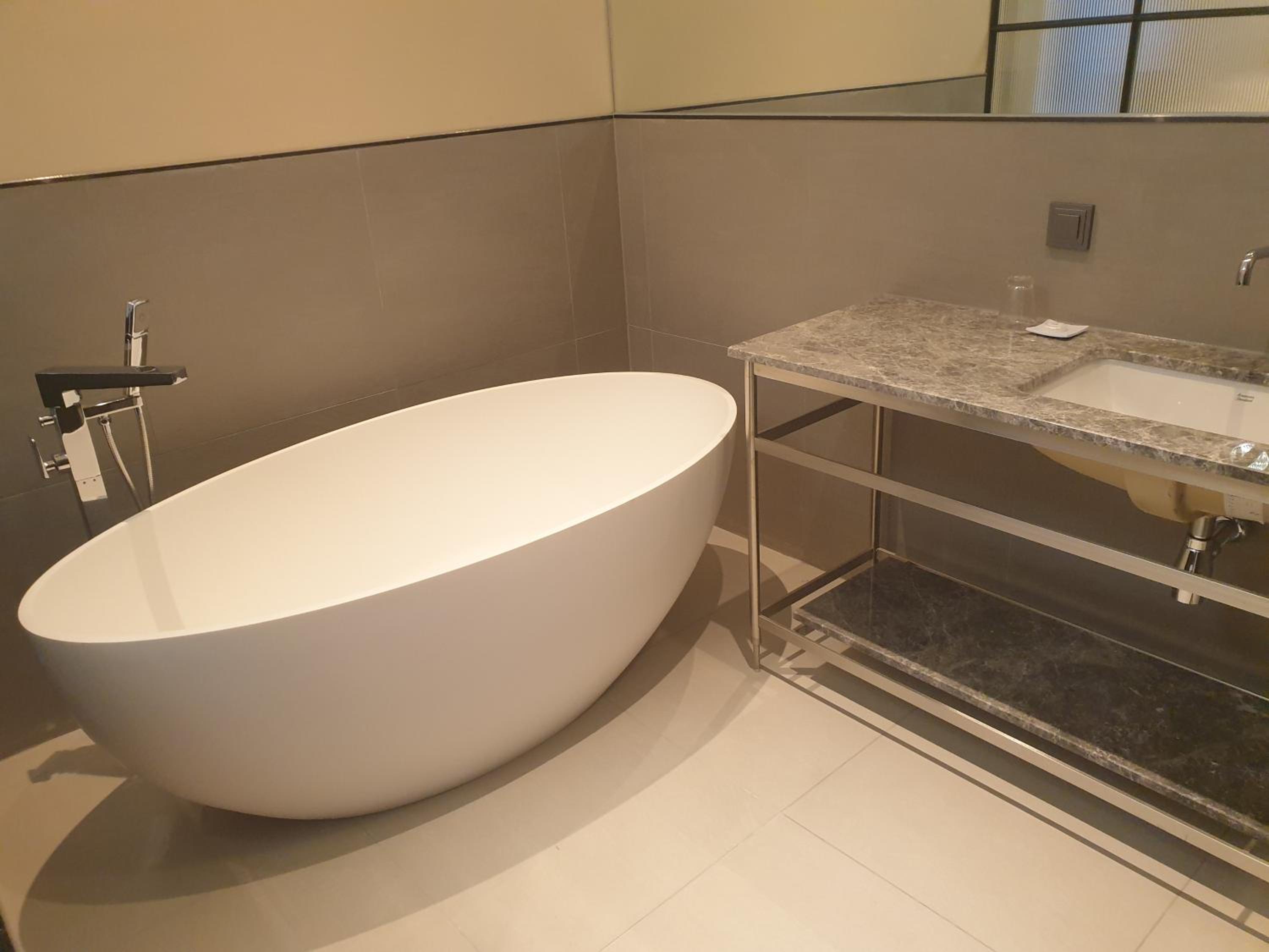 Executive Suite - Photo 4