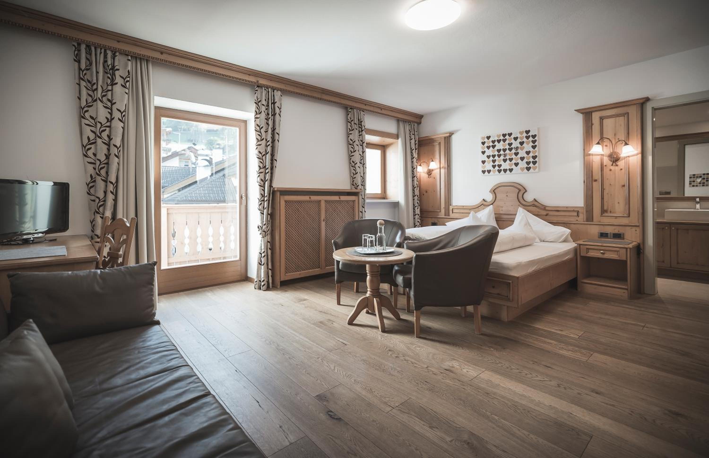 Classic Double Room with Balcony - Photo 7