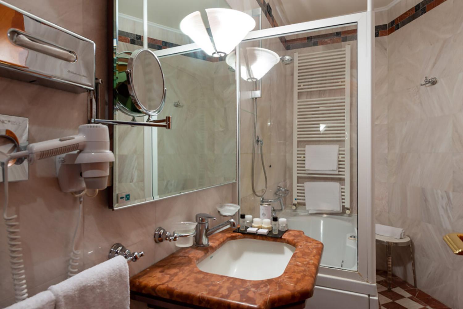 Deluxe Double Room - Photo 8