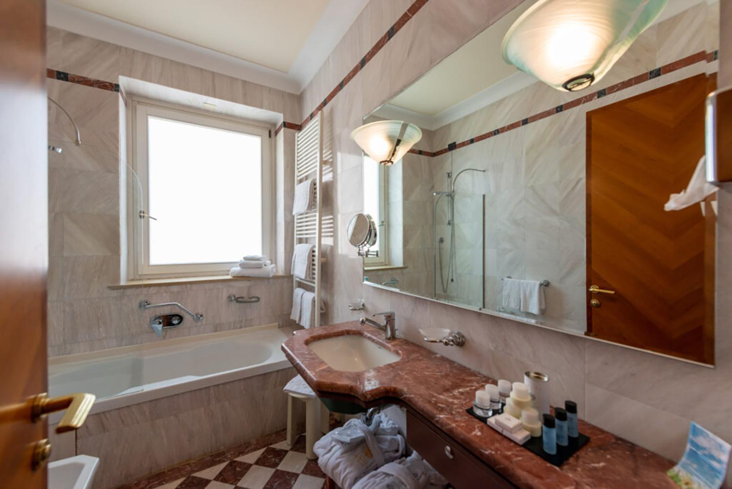 Deluxe Triple Room - Photo 4