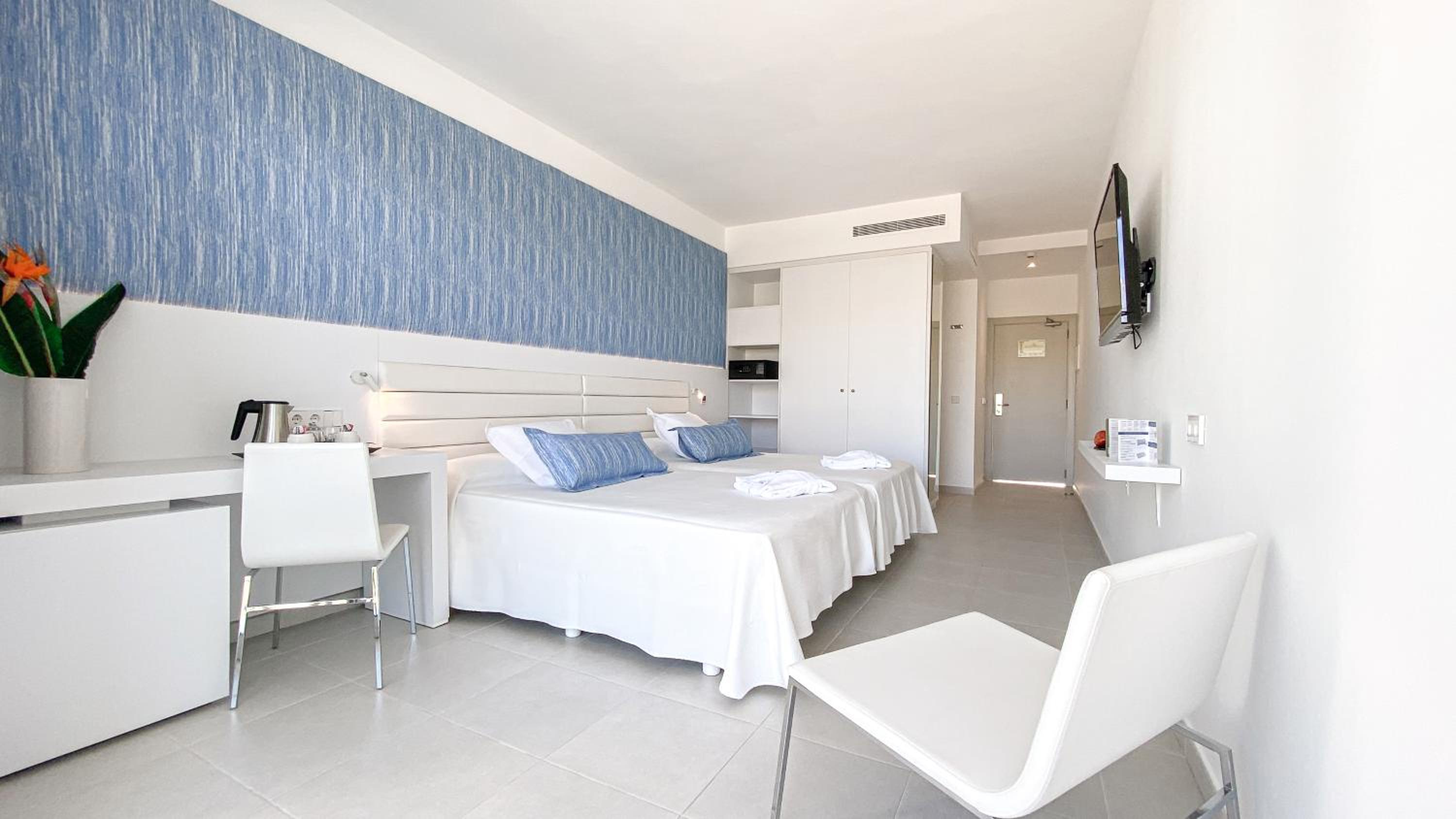 Premium Room with Pool View  - Photo 6