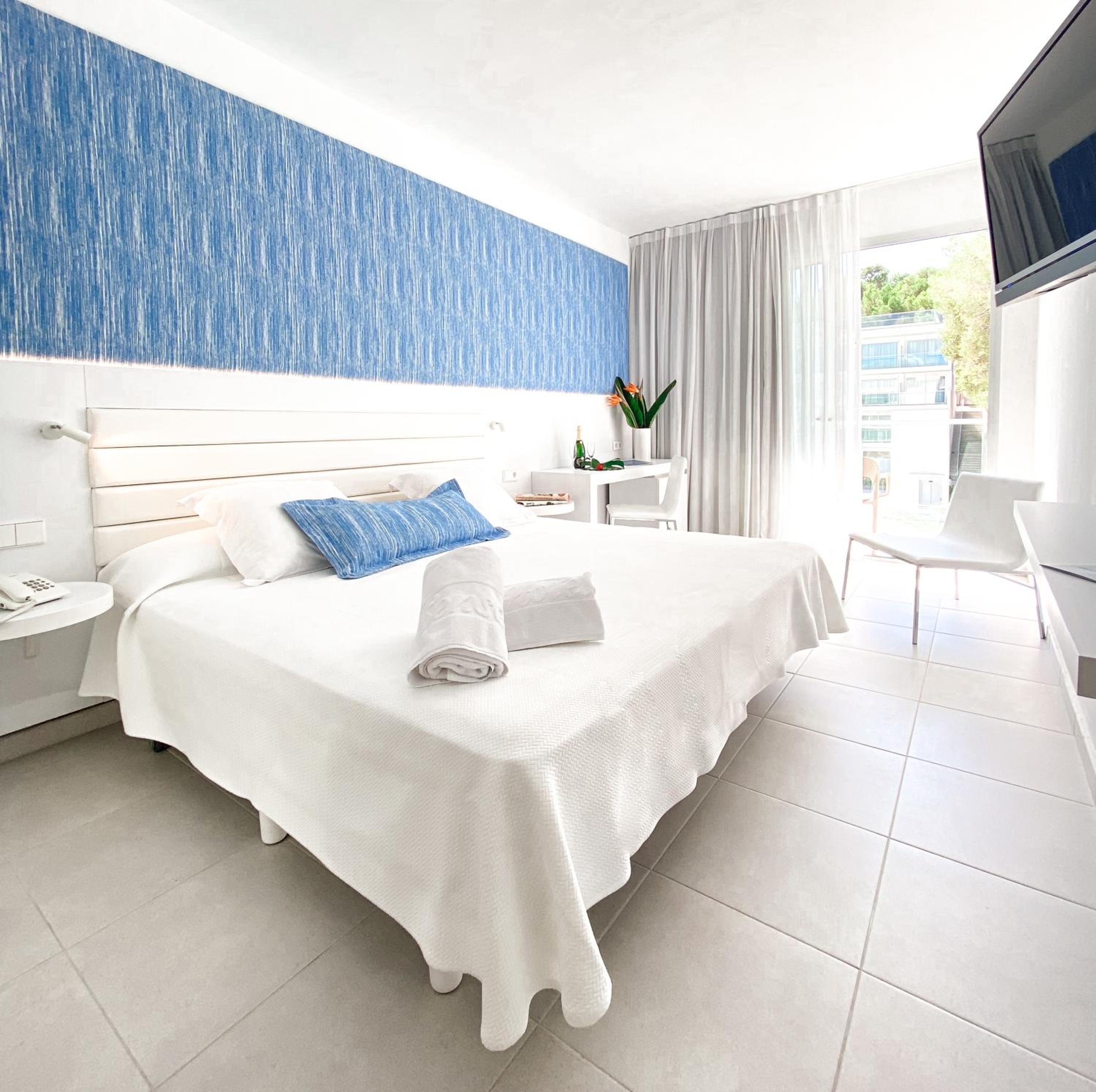 Premium Room with Pool View  - Photo 1