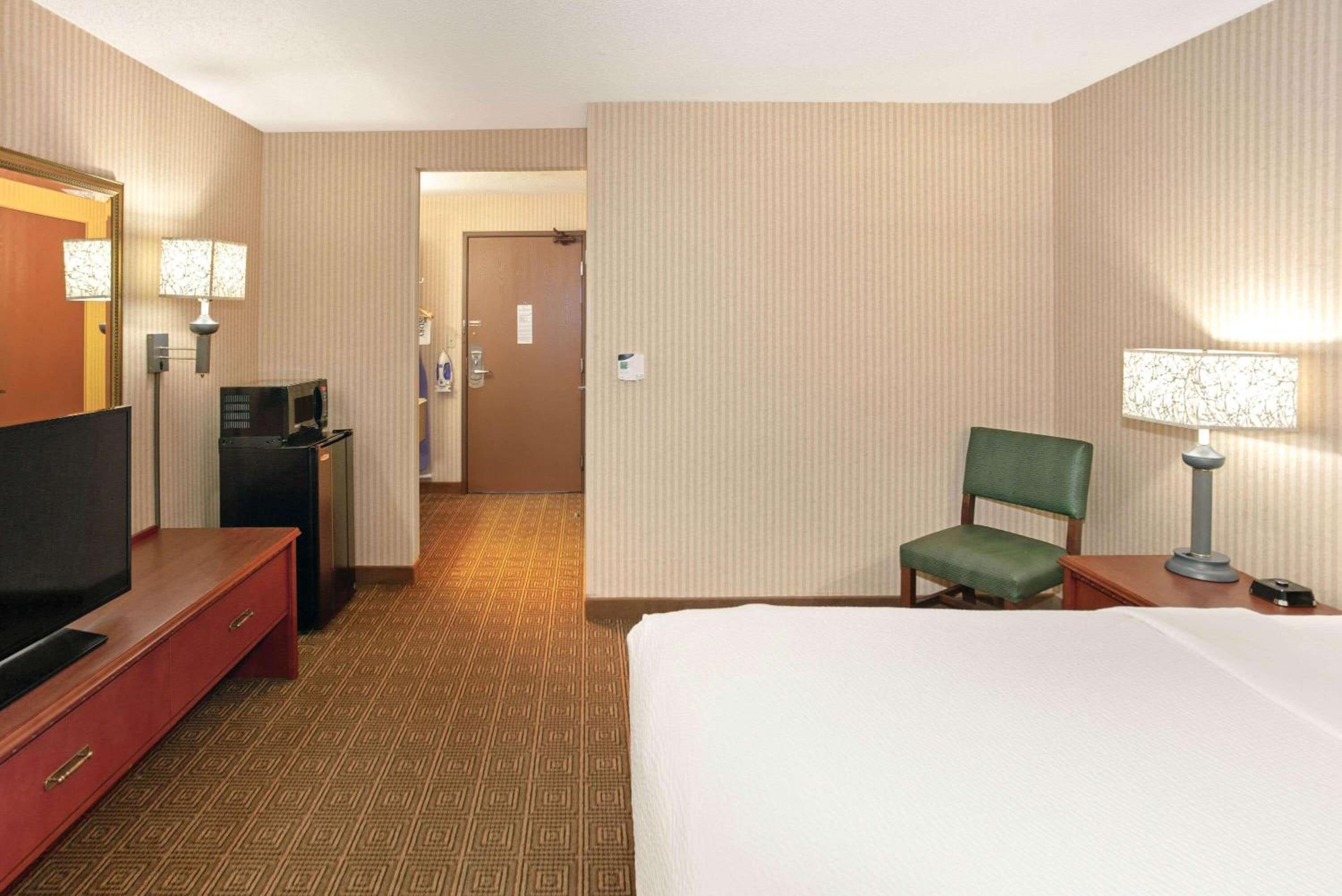 Double Room with One Double Bed - Disability Access - Photo 7
