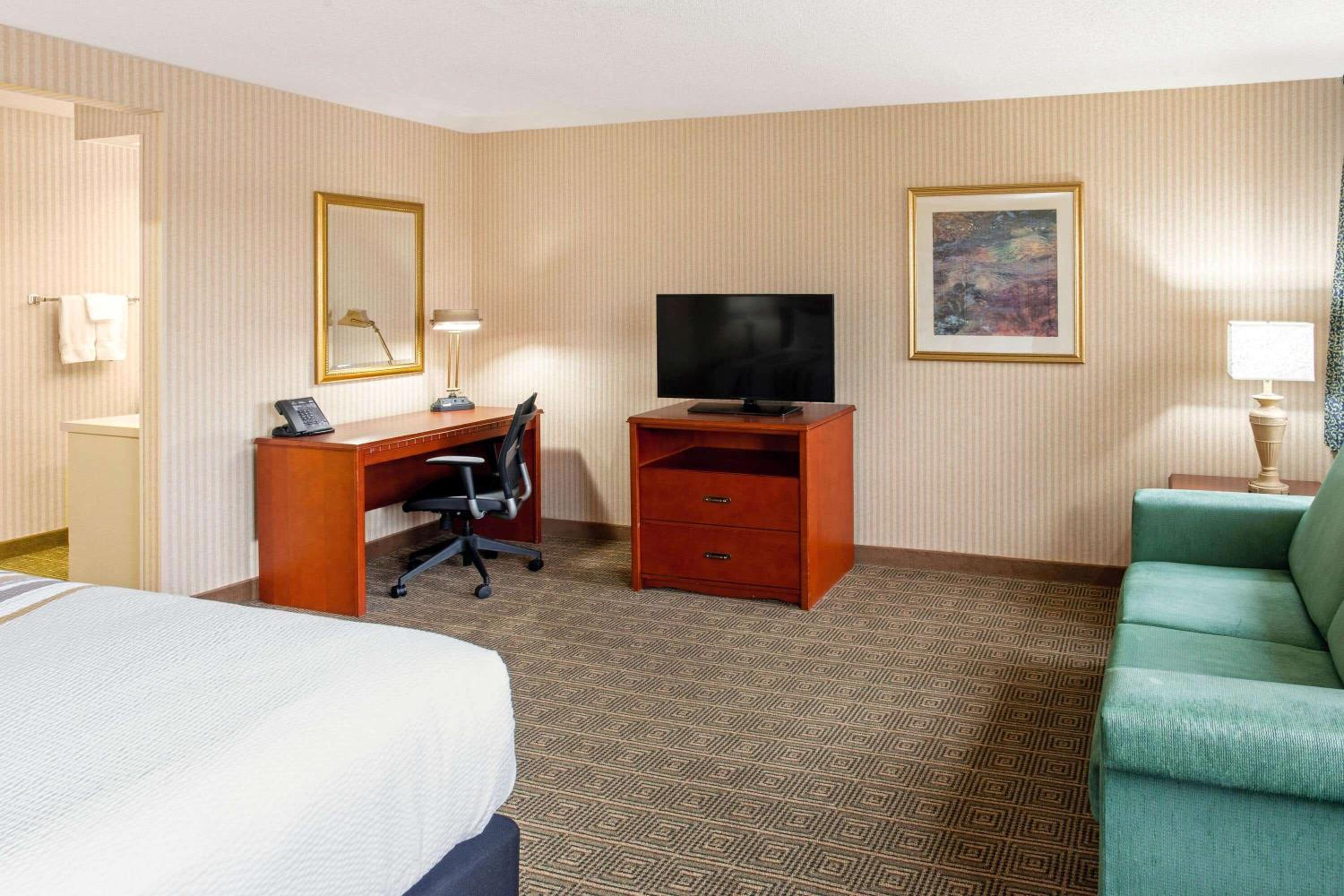 One-Bedroom King Suite - Non-Smoking - Photo 7