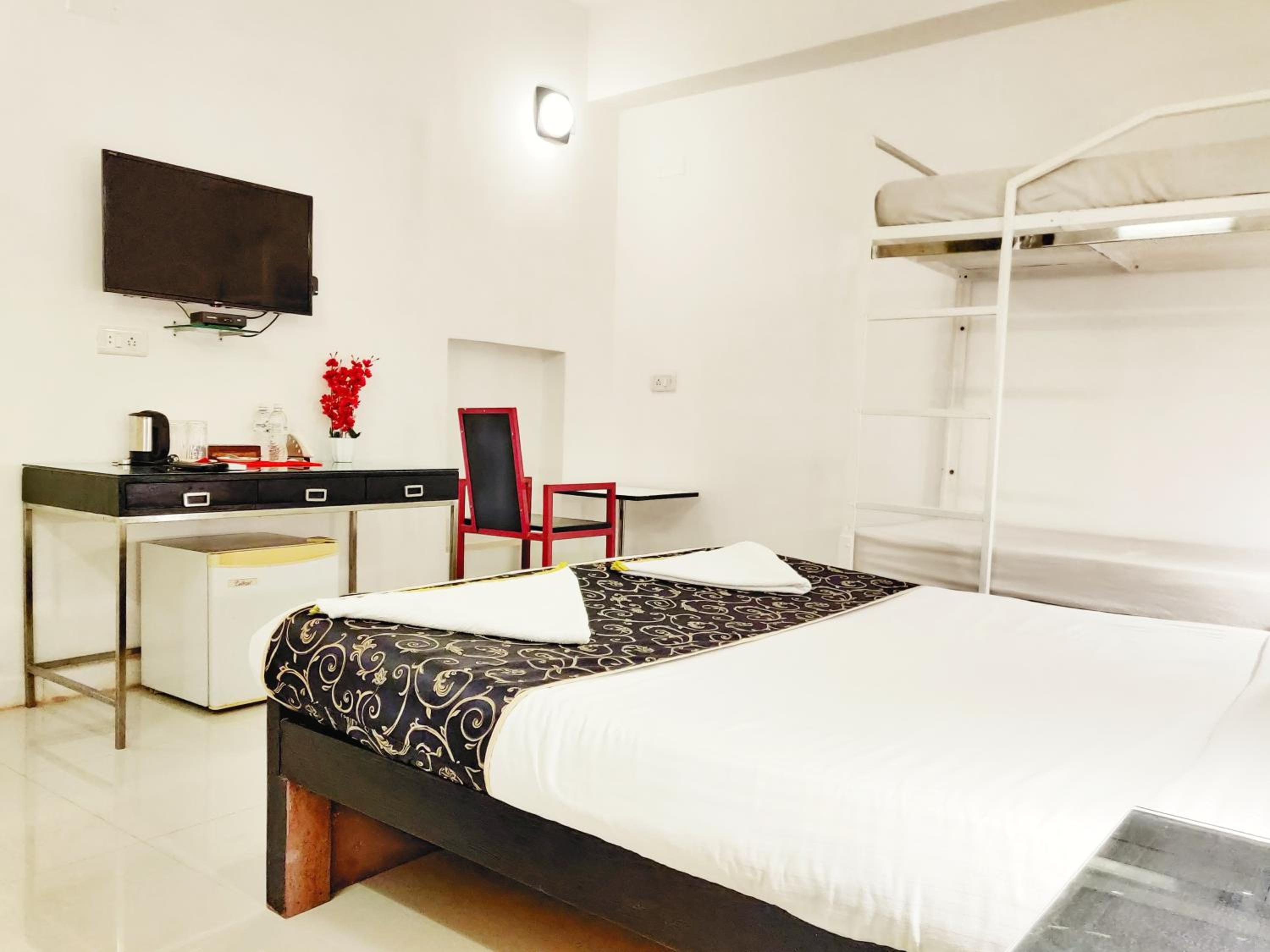 Queen Room with Bunk Bed - Photo 5