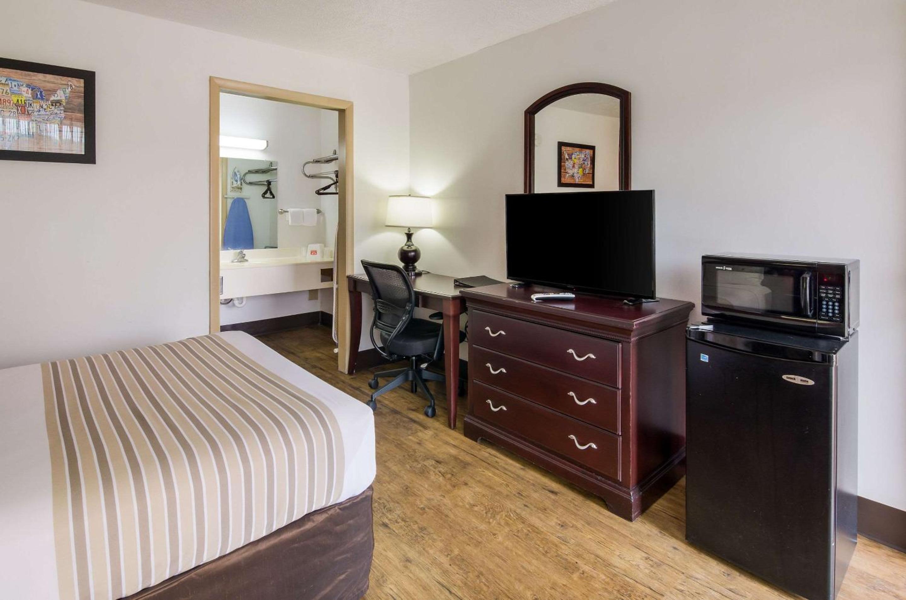 Standard Queen Room- Non Smoking - Photo 1