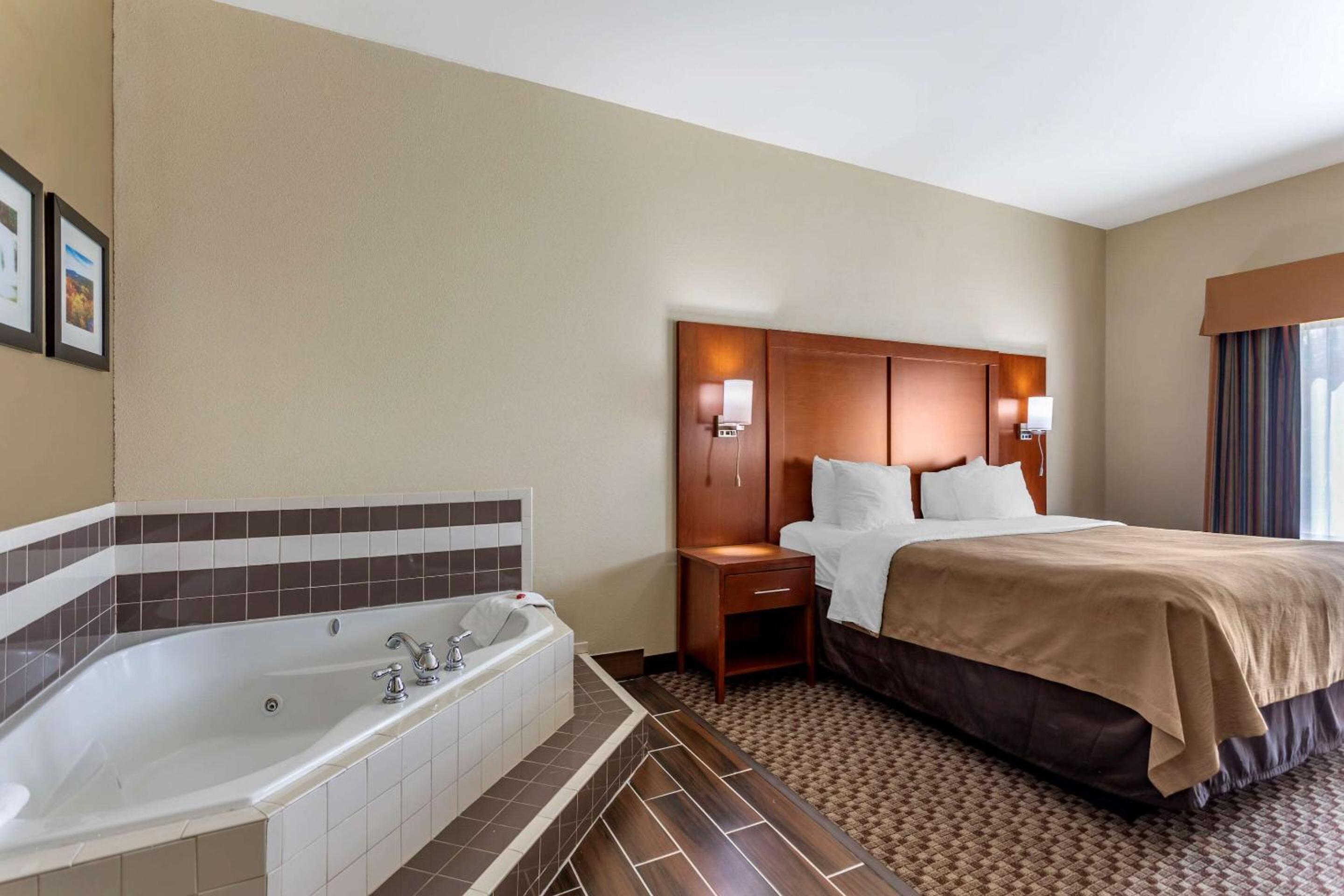 King Room with 1 Person Whirlpool-In Bath - Accessible/Non-Smoking photo 1