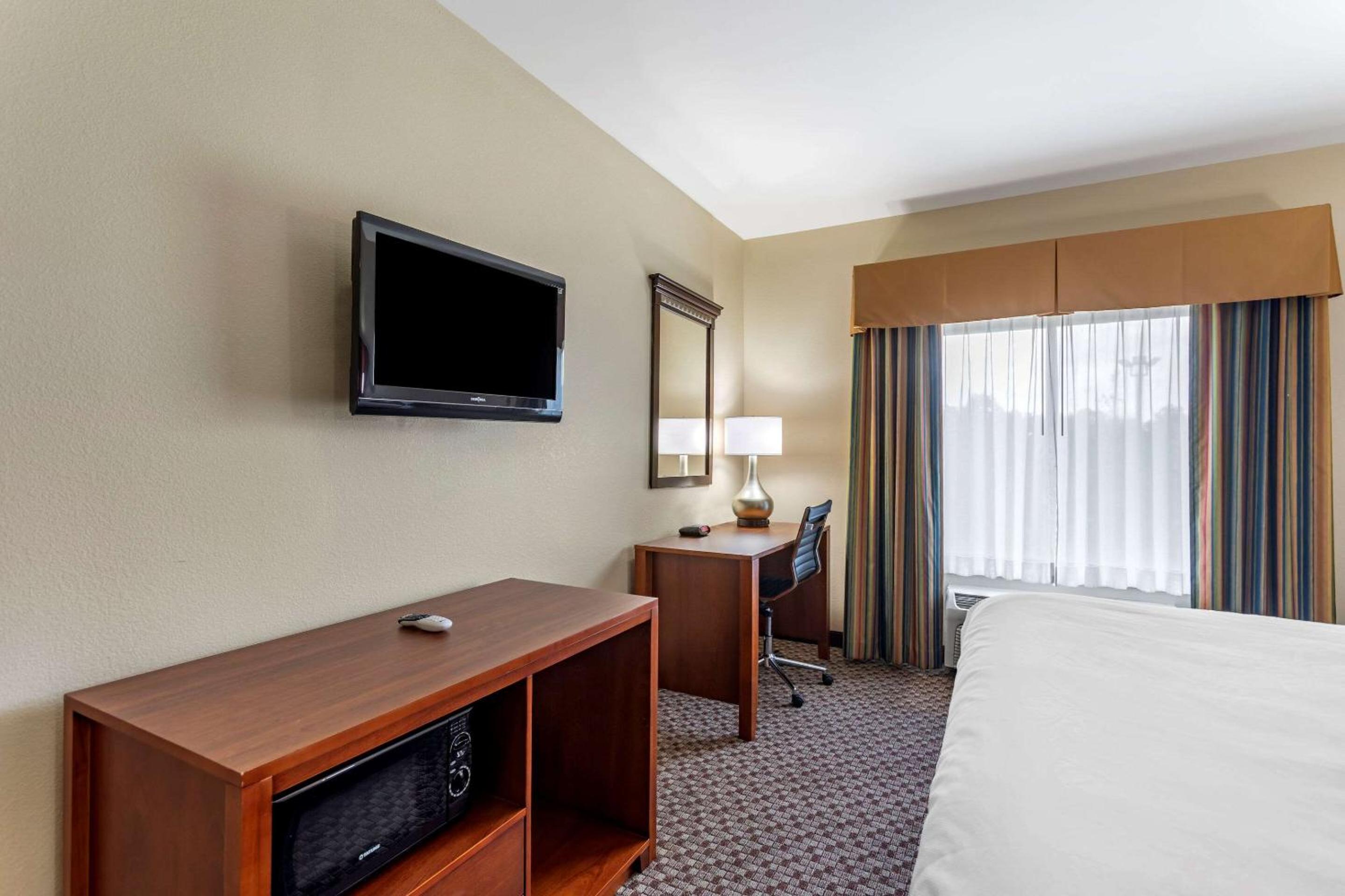 King Suite - Non-Smoking photo 2