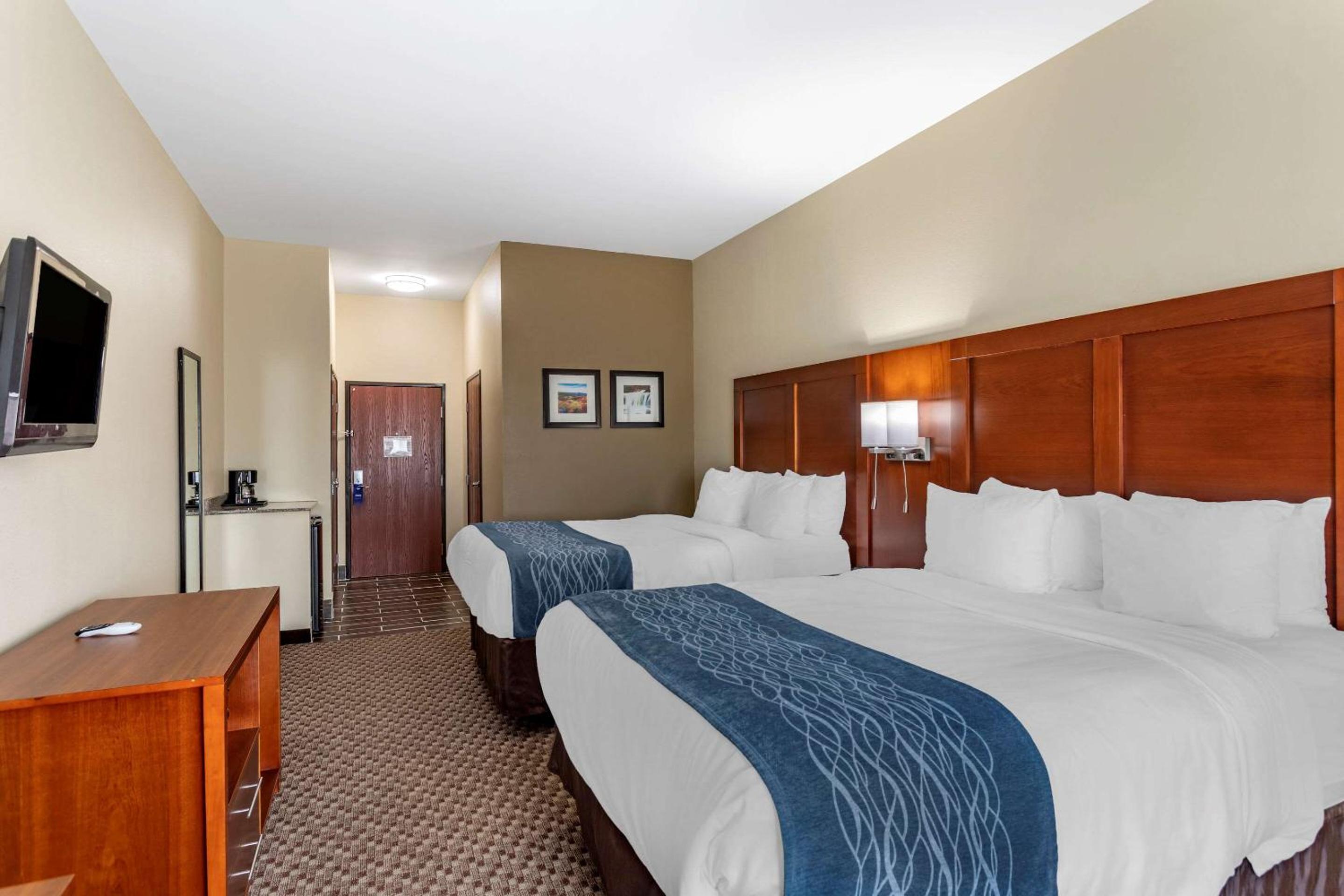 Queen Room with Two Queen Beds - Non-Smoking photo 1