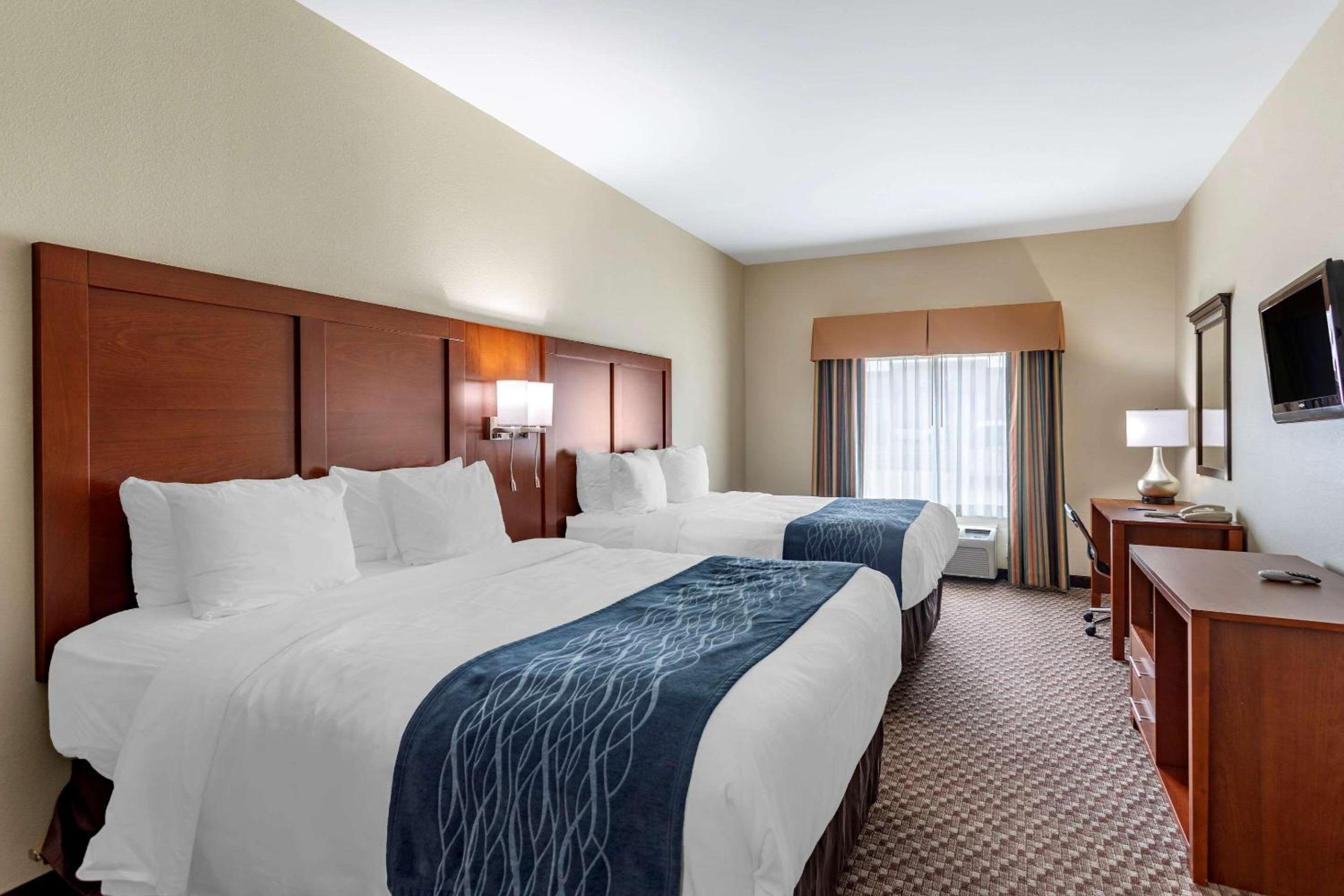 Queen Room with Two Queen Beds - Non-Smoking photo 2