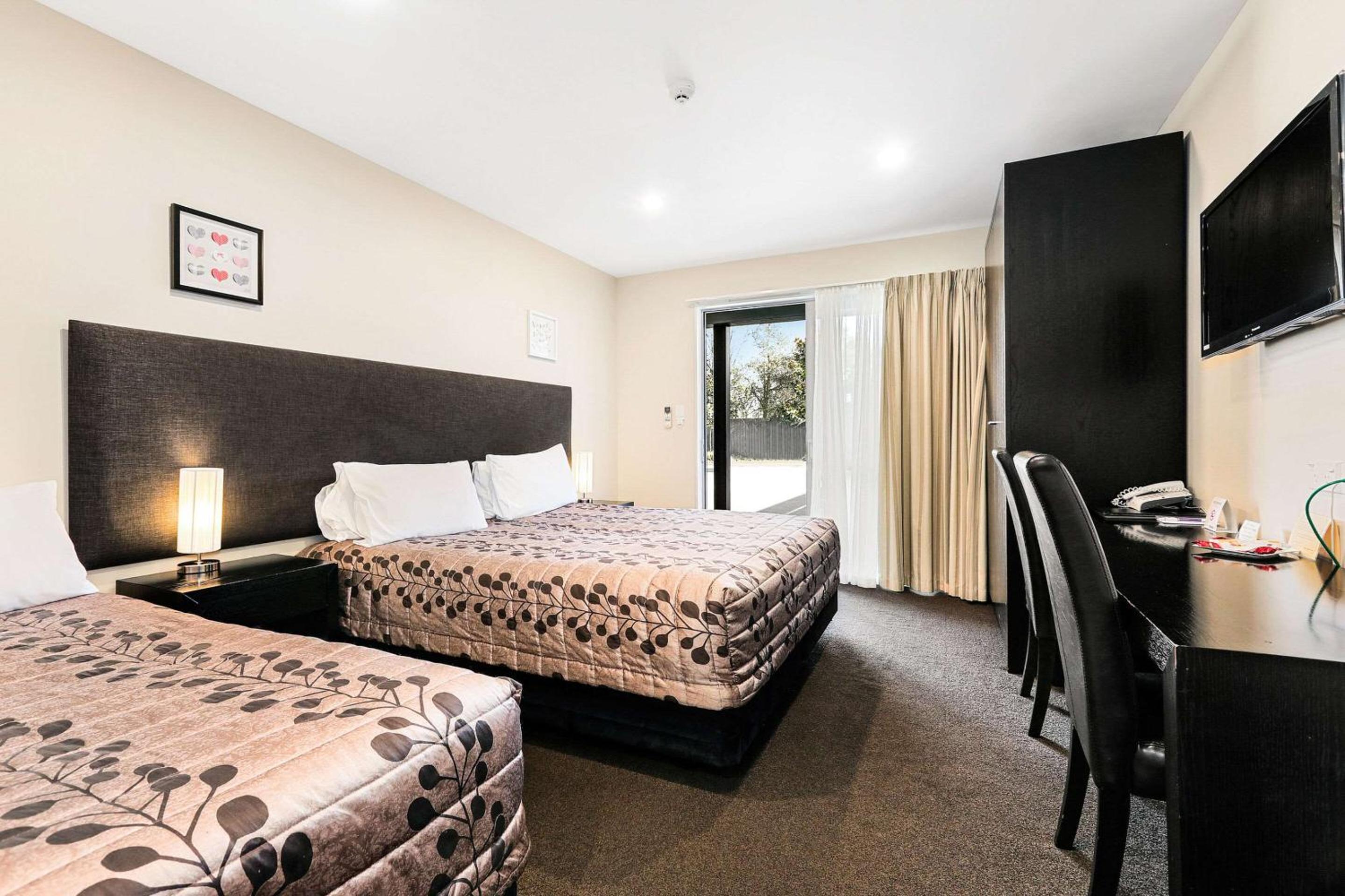 Standard King Room with Extra-Bed - Photo 1