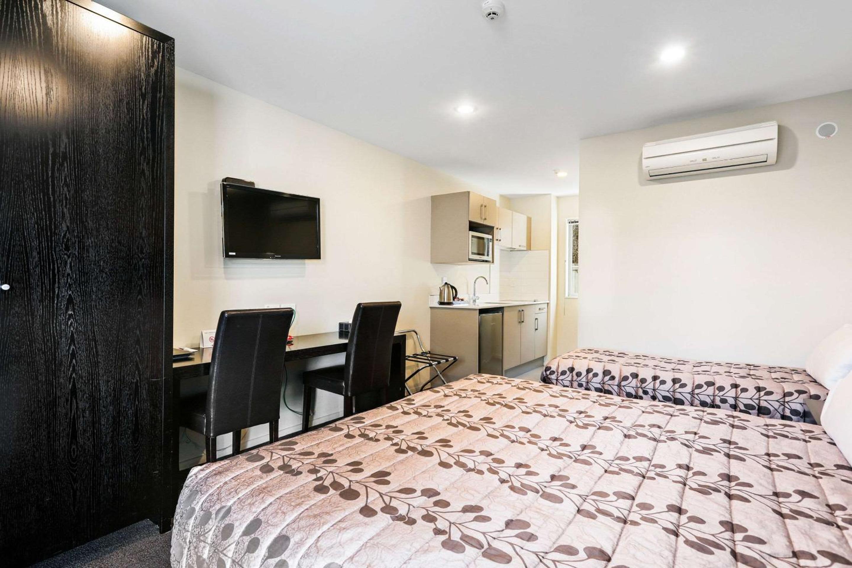 Standard King Room with Extra-Bed - Photo 2