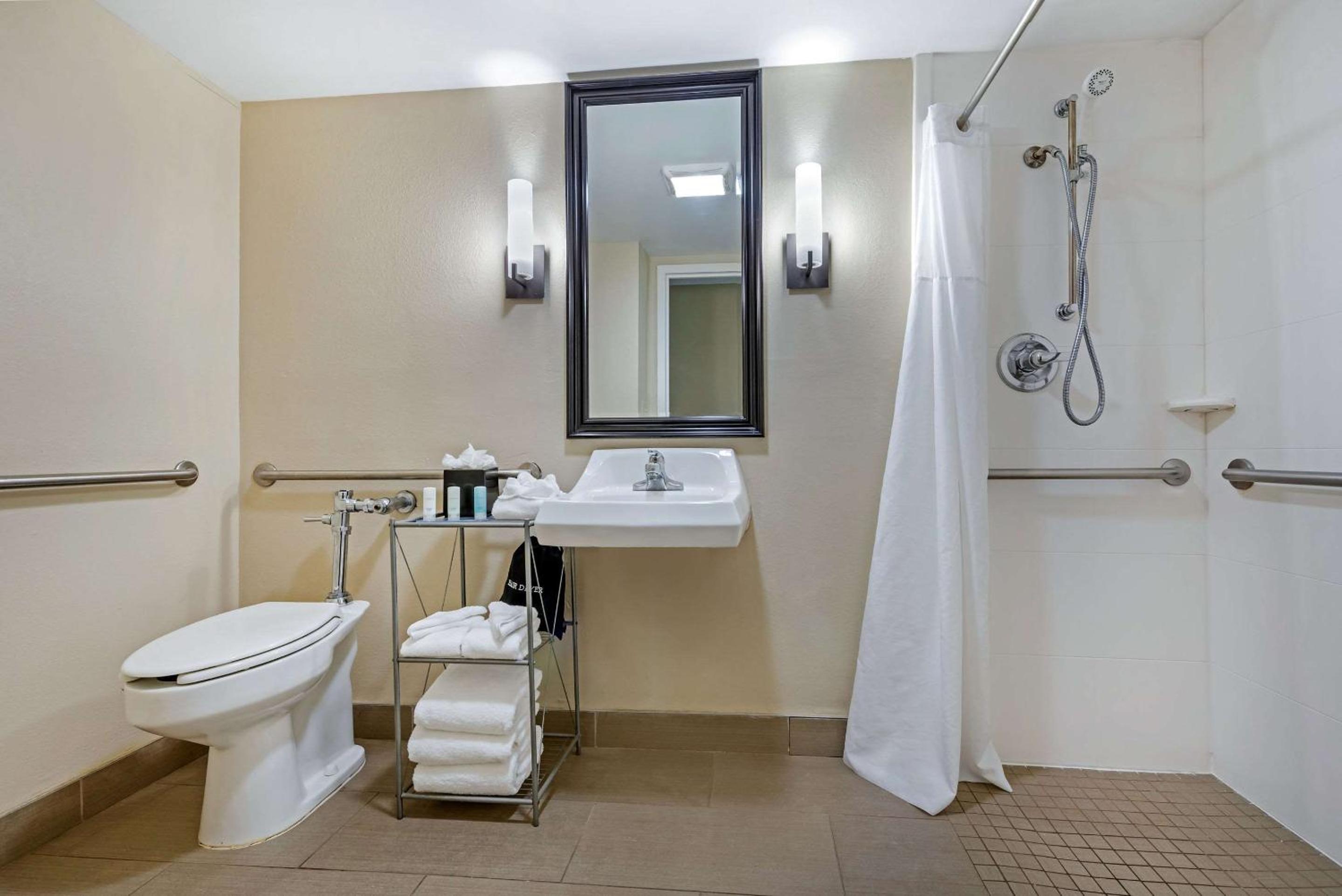 King Room - Disability Access/Non-Smoking - Photo 3