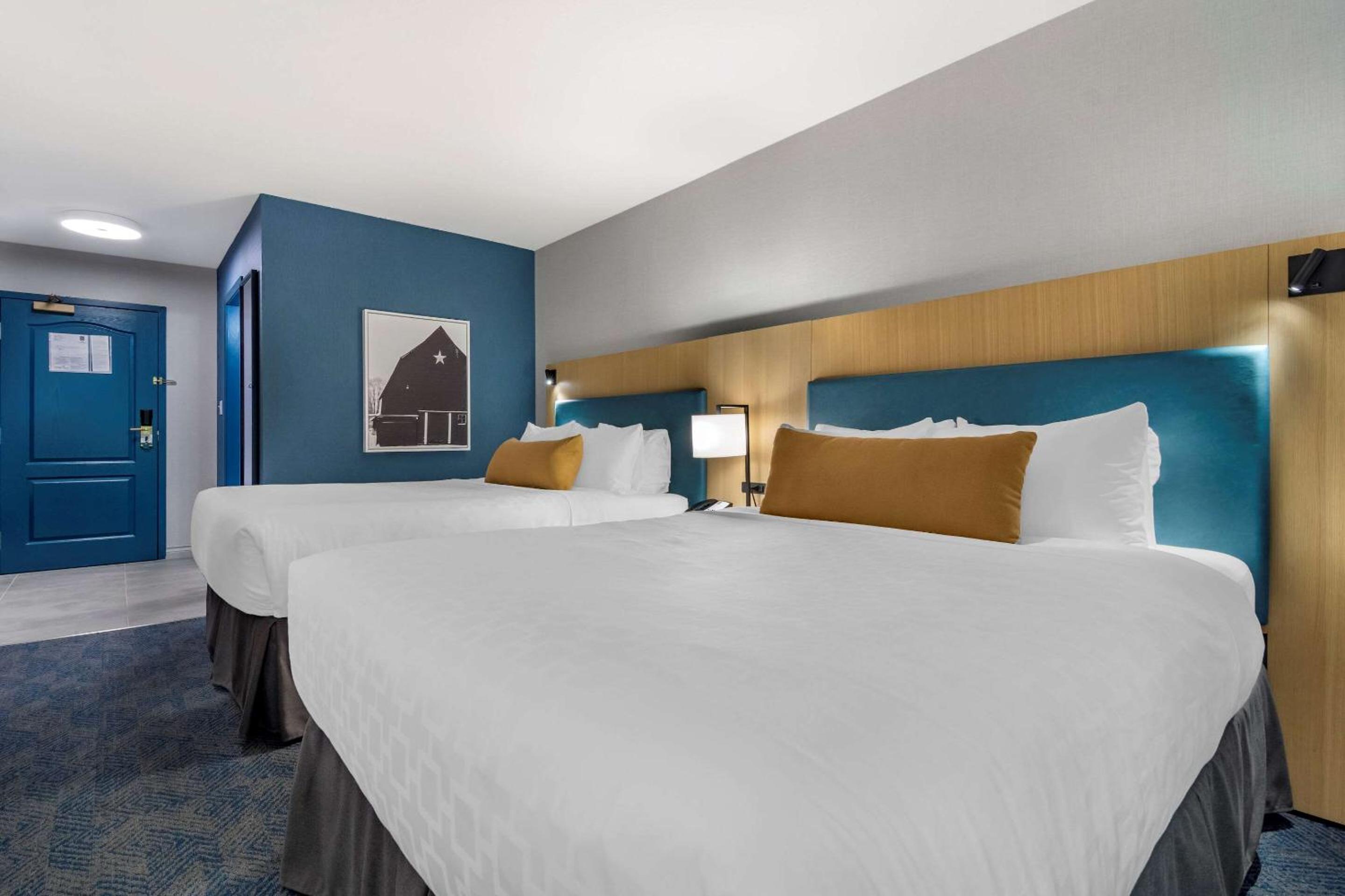 Queen Room with Two Queen Beds - Non-Smoking - Photo 3
