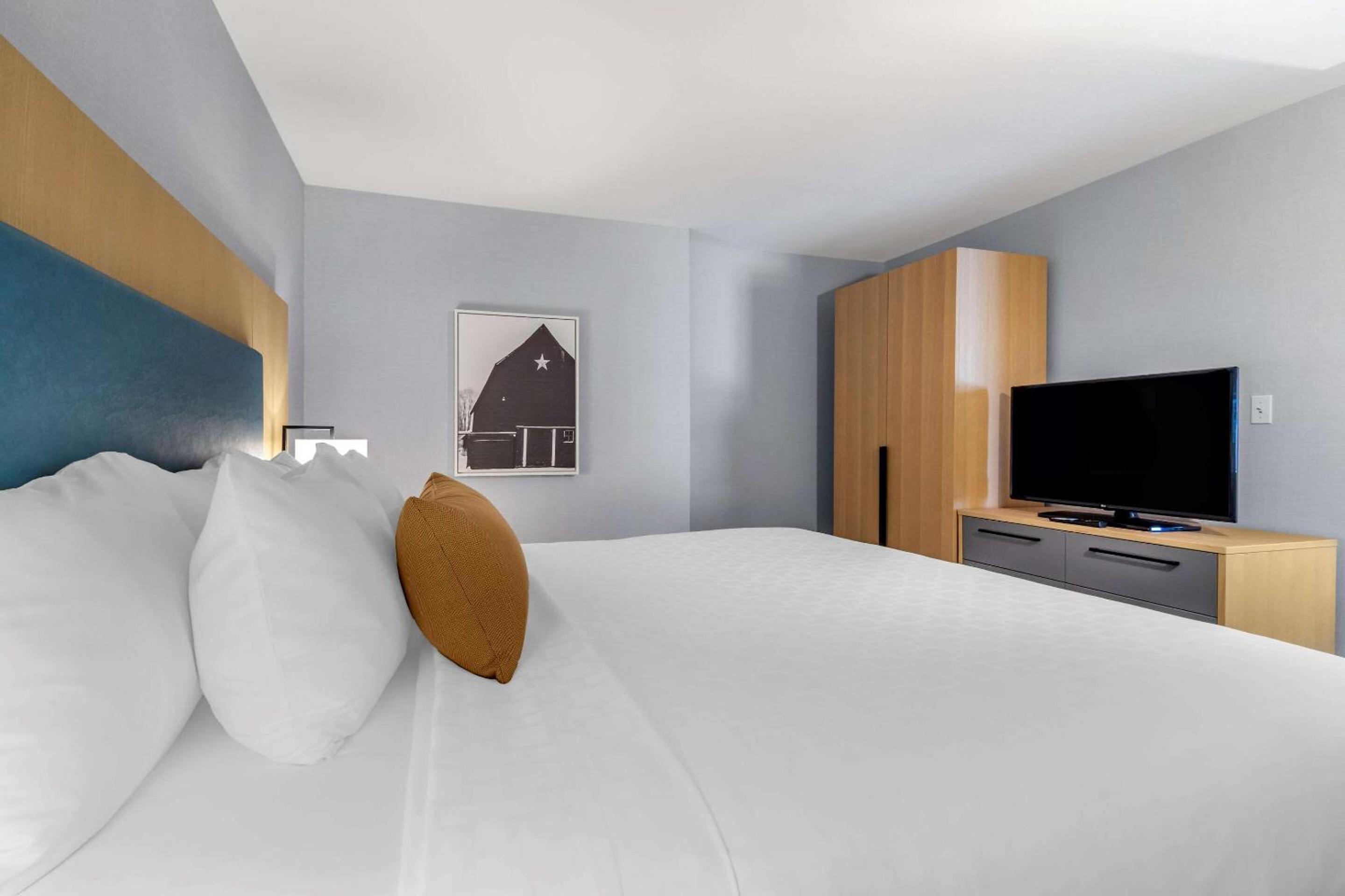 Junior King Suite - Non-Smoking - Photo 2
