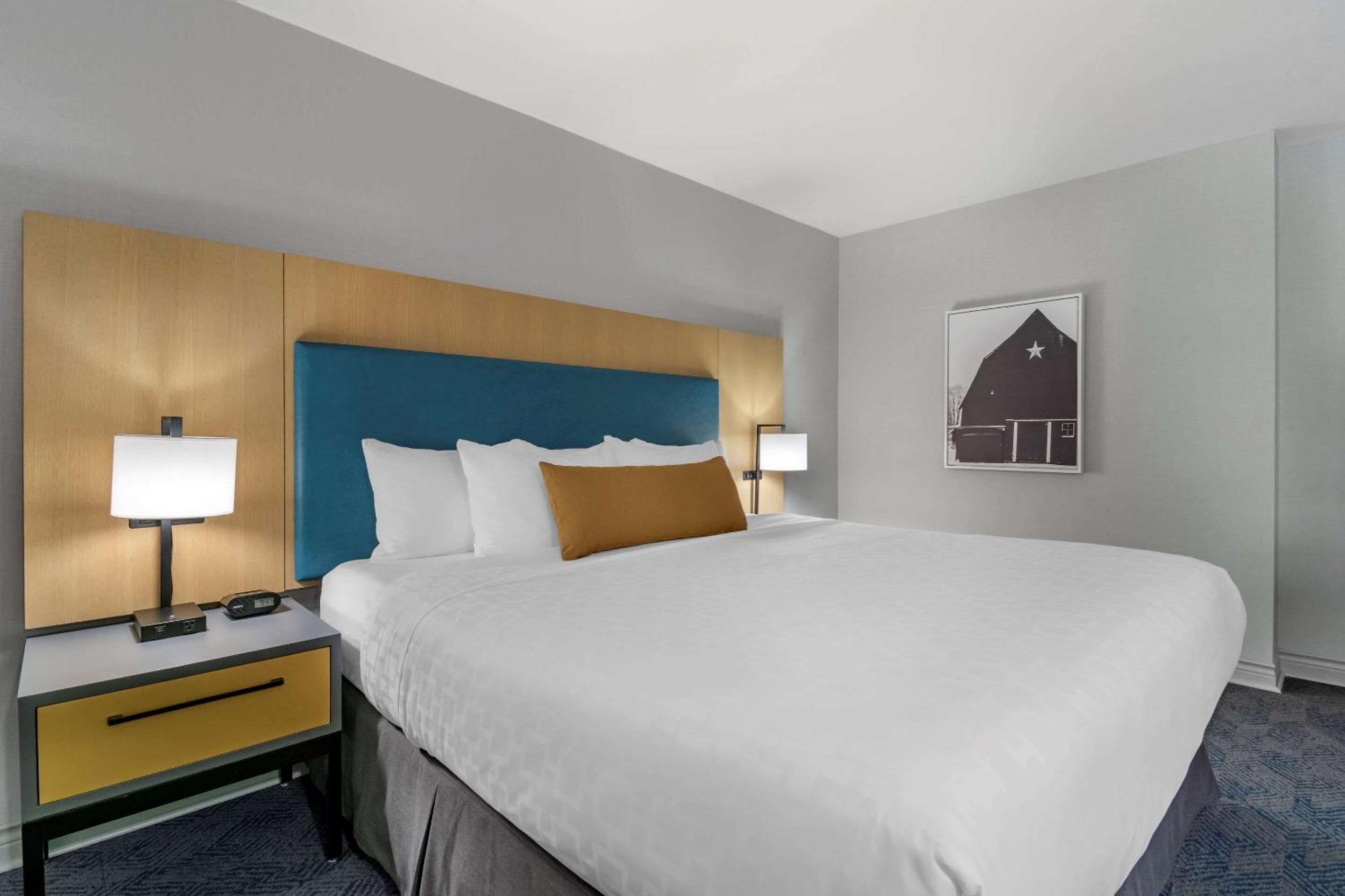 Junior King Suite - Non-Smoking - Photo 3
