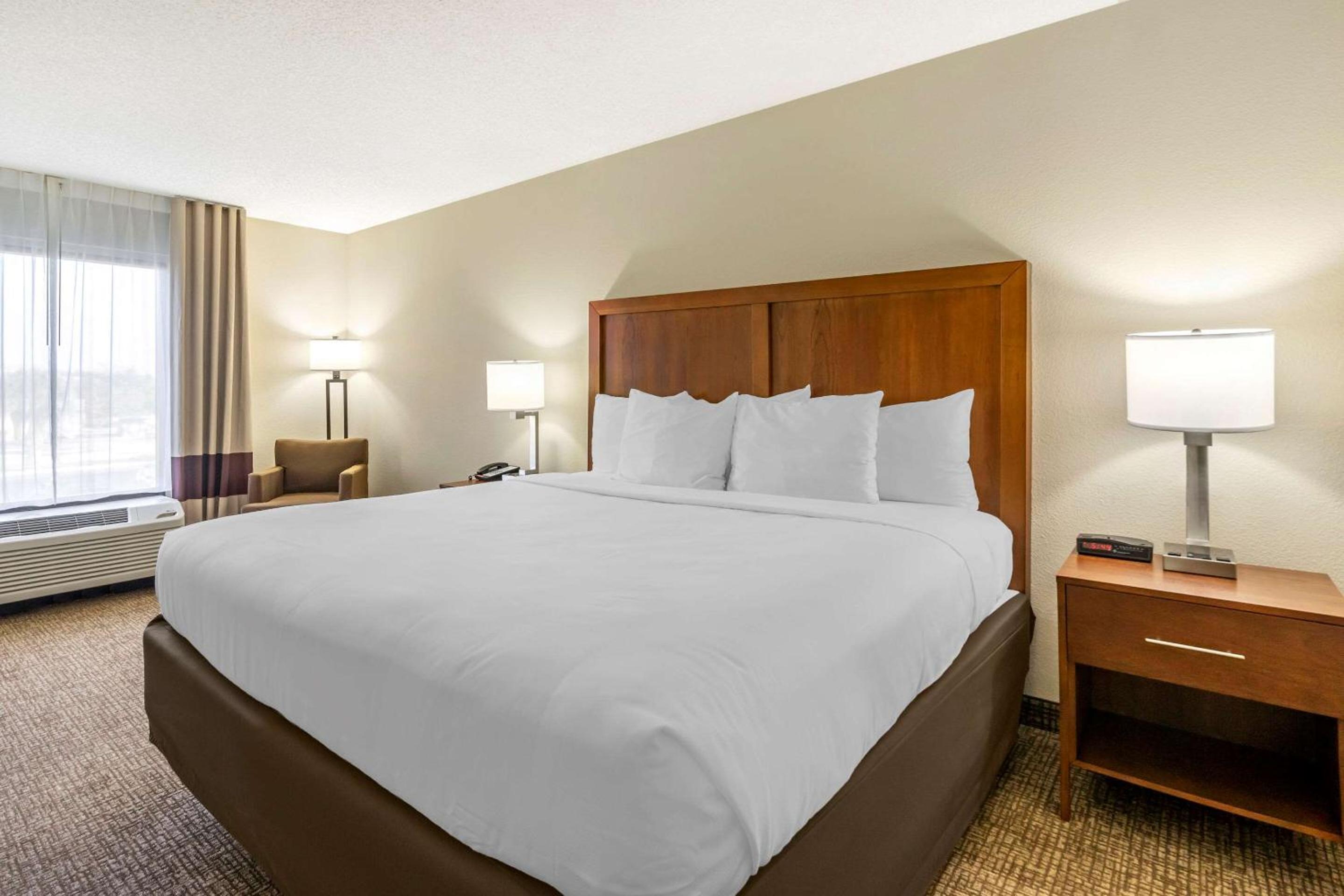 King Room - Non-Smoking - Photo 1