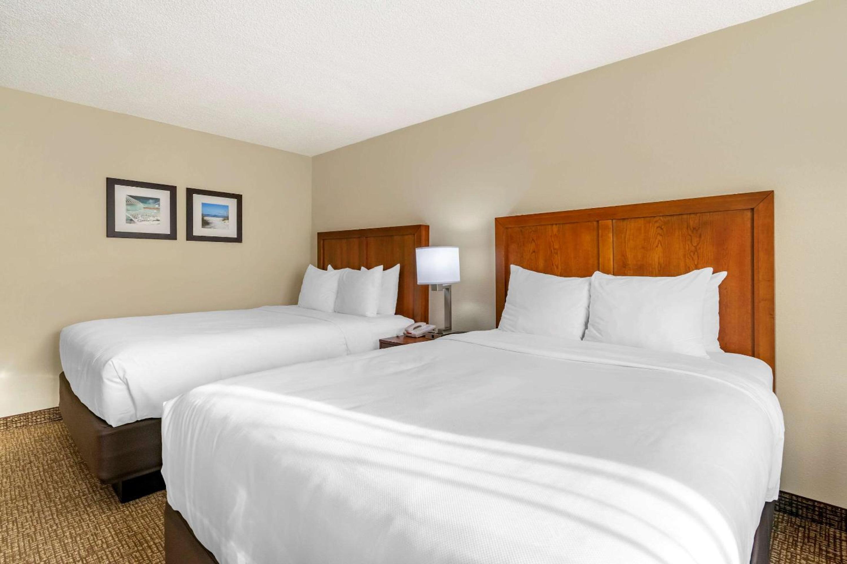 Standard Queen Room with Two Queen Beds - Non-Smoking - Photo 2