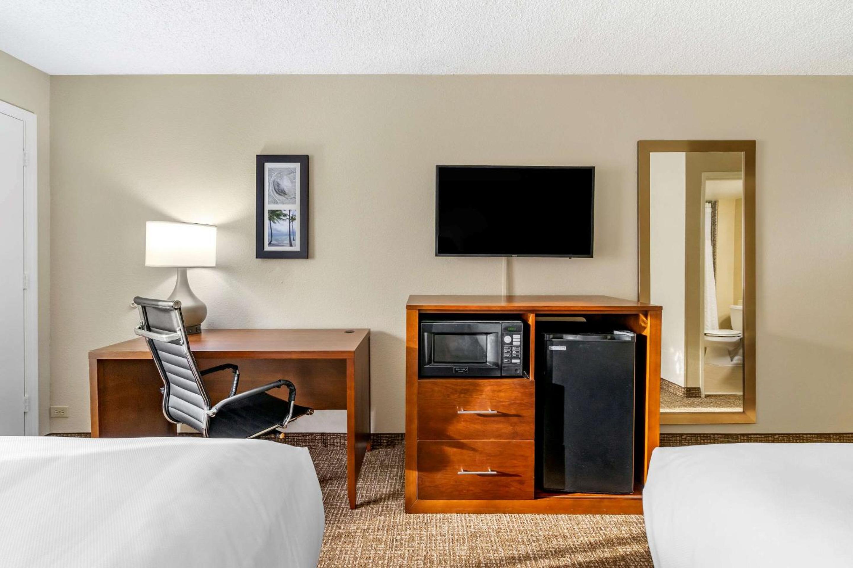 Standard Queen Room with Two Queen Beds - Non-Smoking - Photo 3