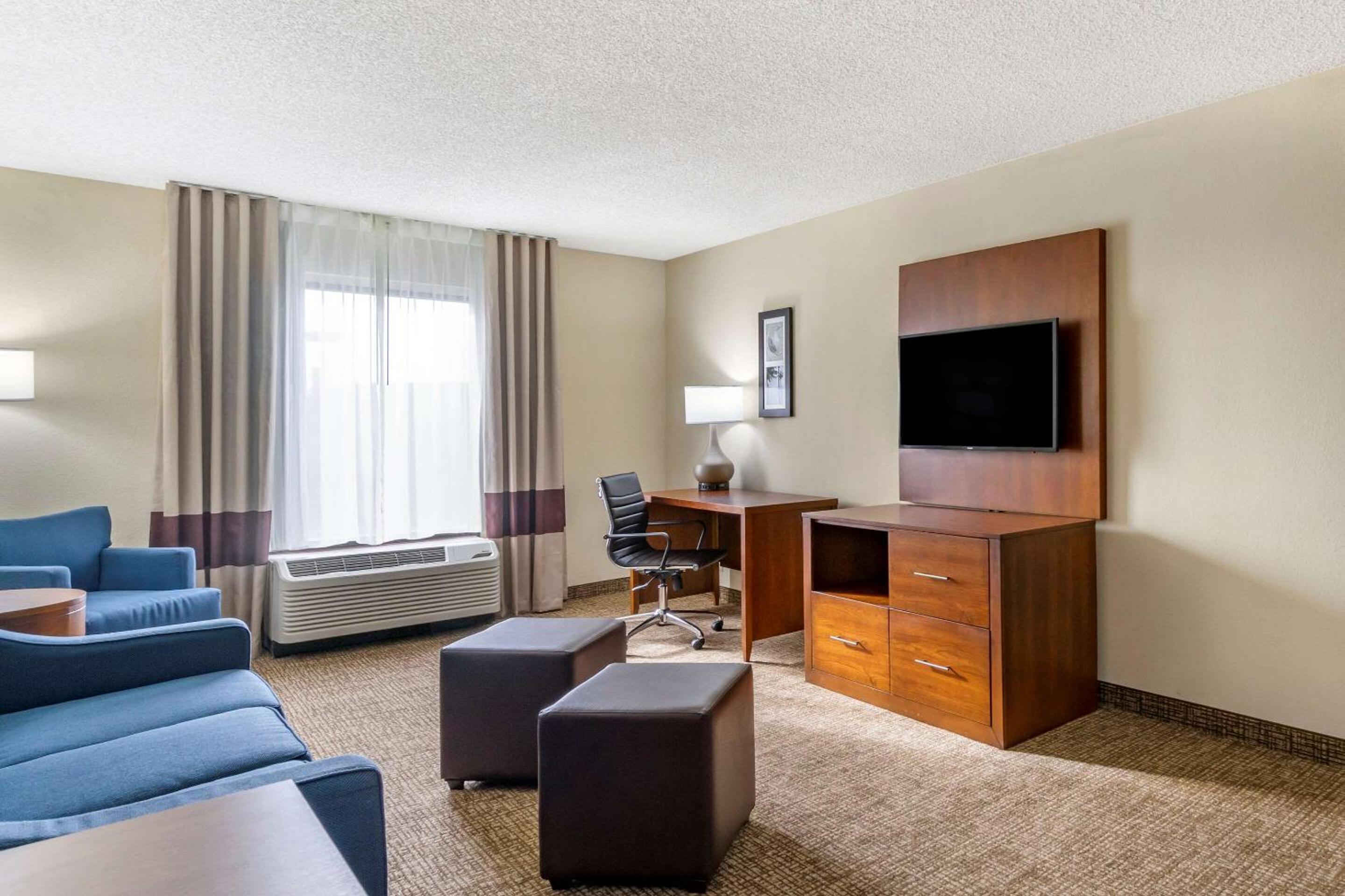 One-Bedroom Suite with Two Queen Beds with Sofa Bed - Non-Smoking - Photo 4